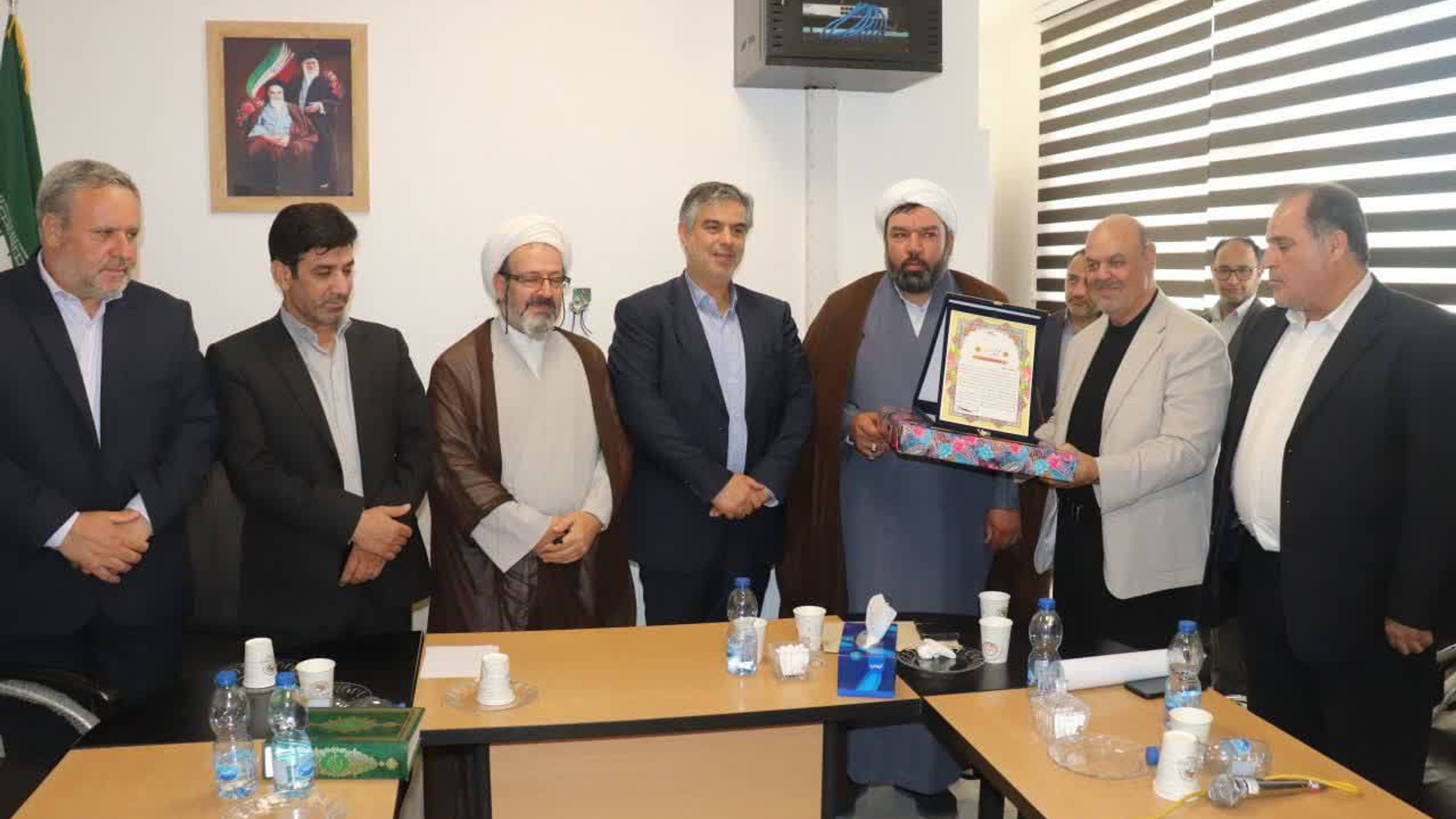 تجلیل استاندار مرکزی از خانواده خیر و نیک‌اندیش اخوان شهیدی