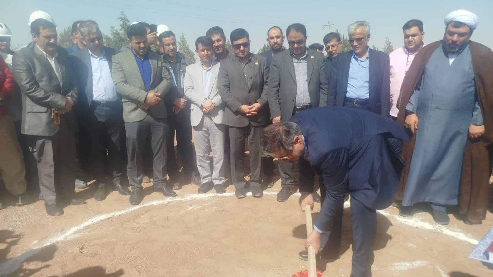 عملیات اجرایی نیروگاه خورشیدی ۴۰ مگاواتی سیمان ساوه در زرندیه آغاز شد