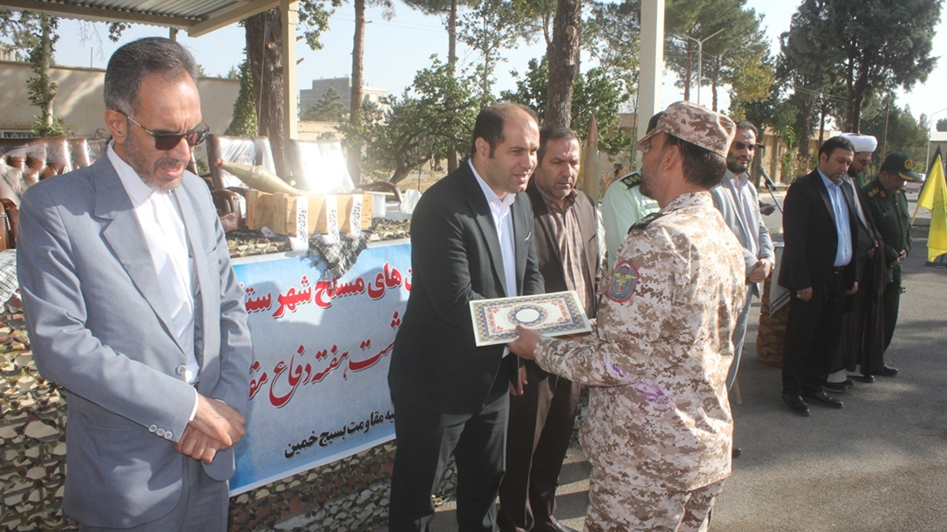 صبحگاه مشترک نیروهای نظامی و انتظامی خمین بمناسبت هفته دفاع مقدس برگزار شد