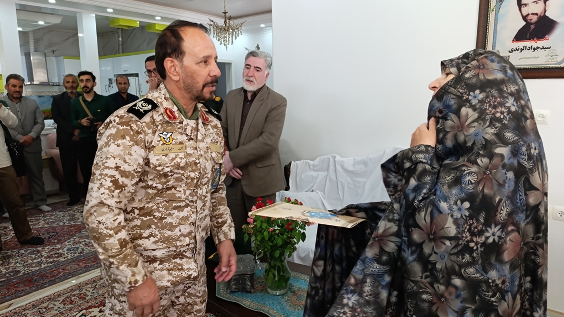 فرماندار و تعدادی از مسئولان استانی و شهرستانی با خانواده شهید جواد الوندی در خمین دیدار کردند