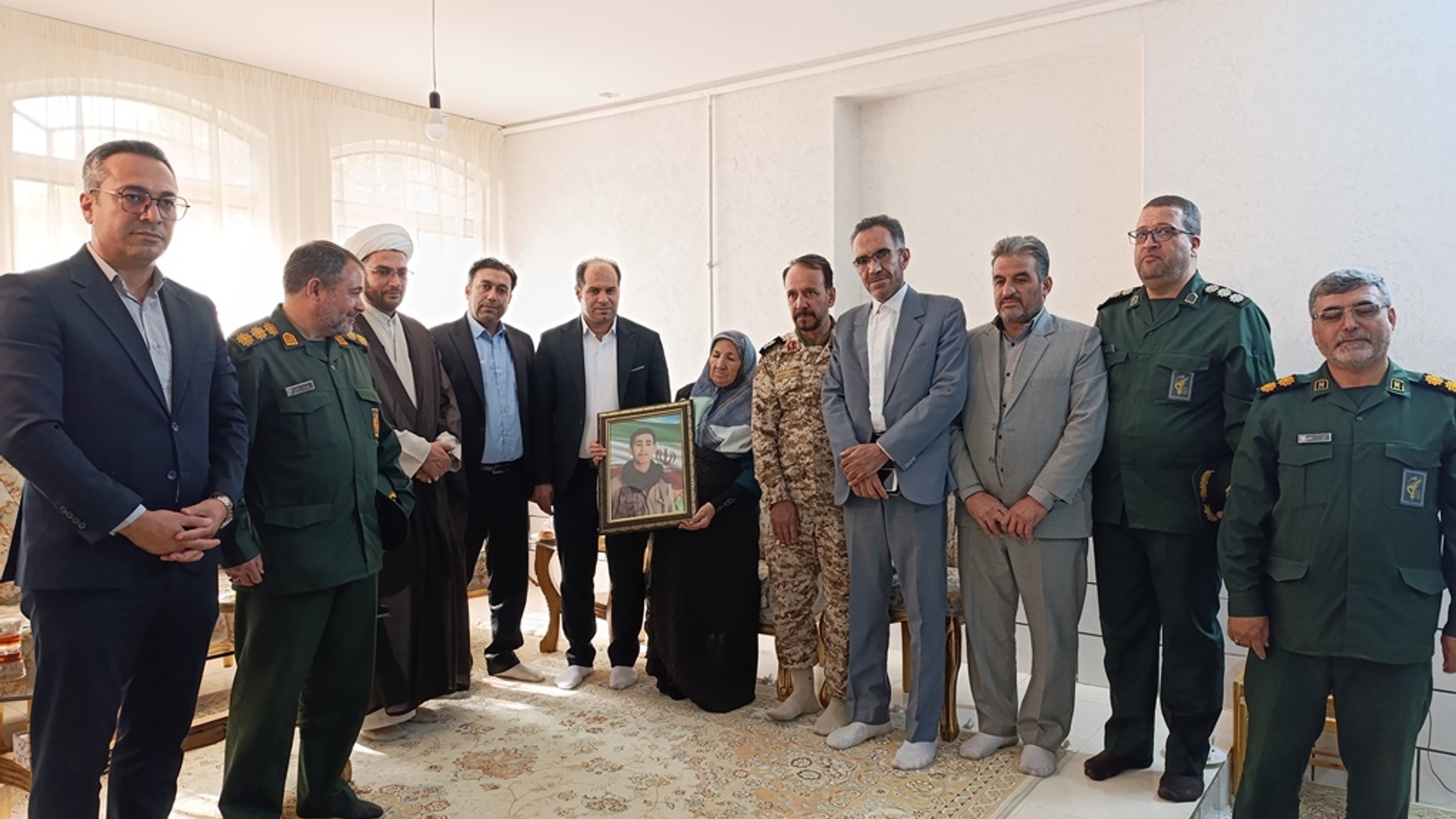 فرماندار و تعدادی از مسئولان استانی و شهرستانی با خانواده شهید احمد رضا خلجی در خمین دیدار کردند