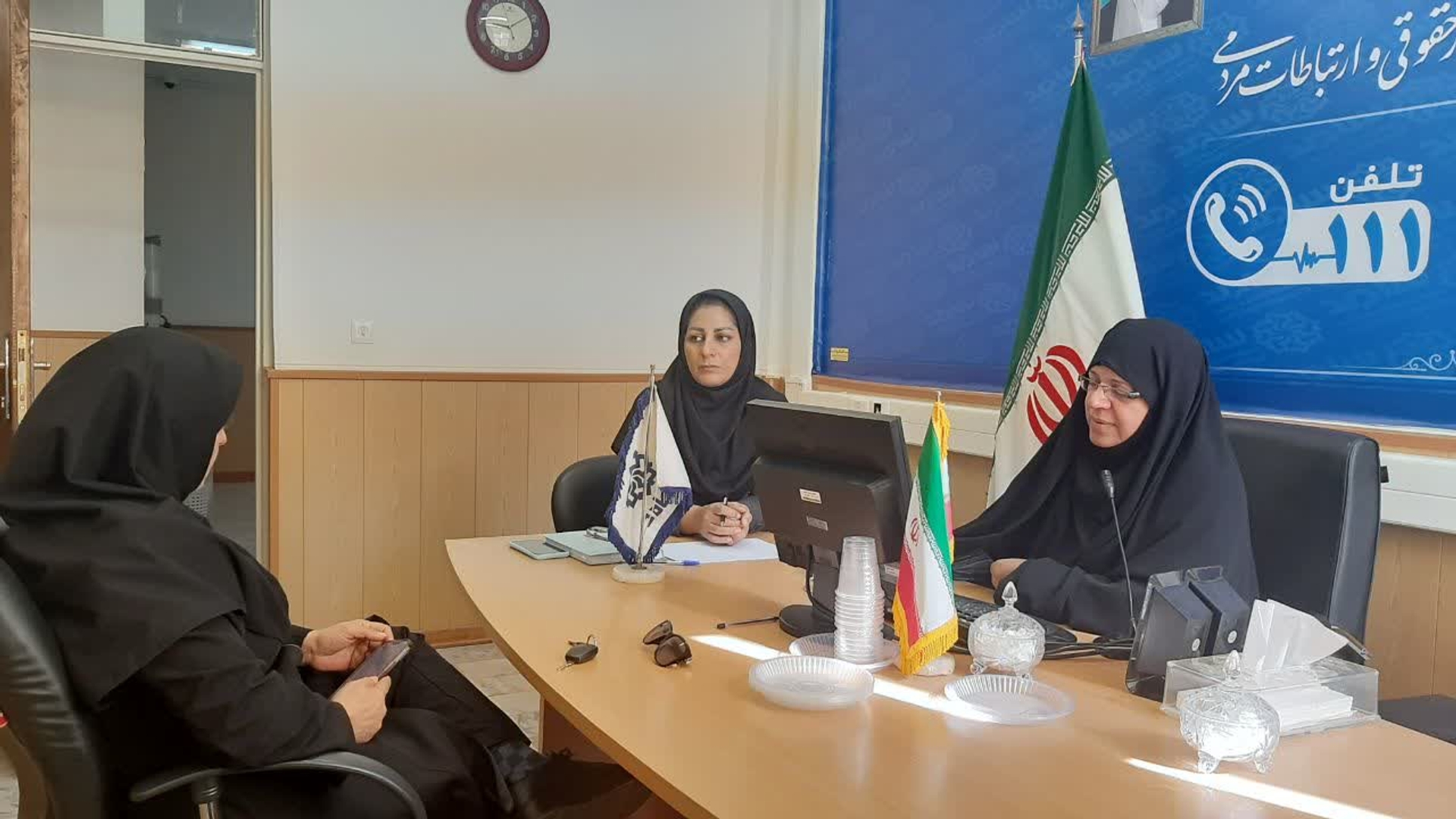 پاسخگویی مدیرکل دفتر امور زنان و خانواده استانداری مرکزی به تماس‌های مردم‌ از طریق سامانه ۱۱۱