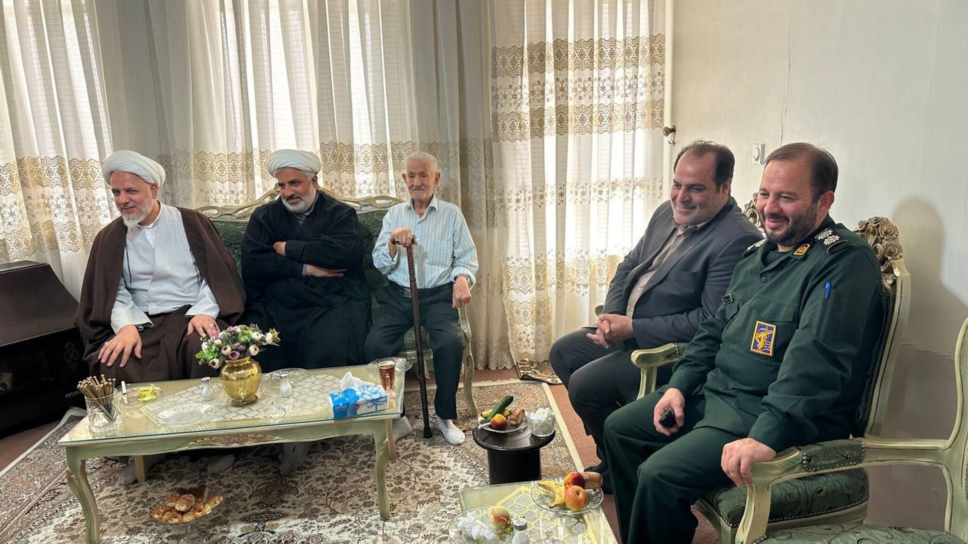 تکریم خانواده‌های معظم شهدا توسط فرماندار