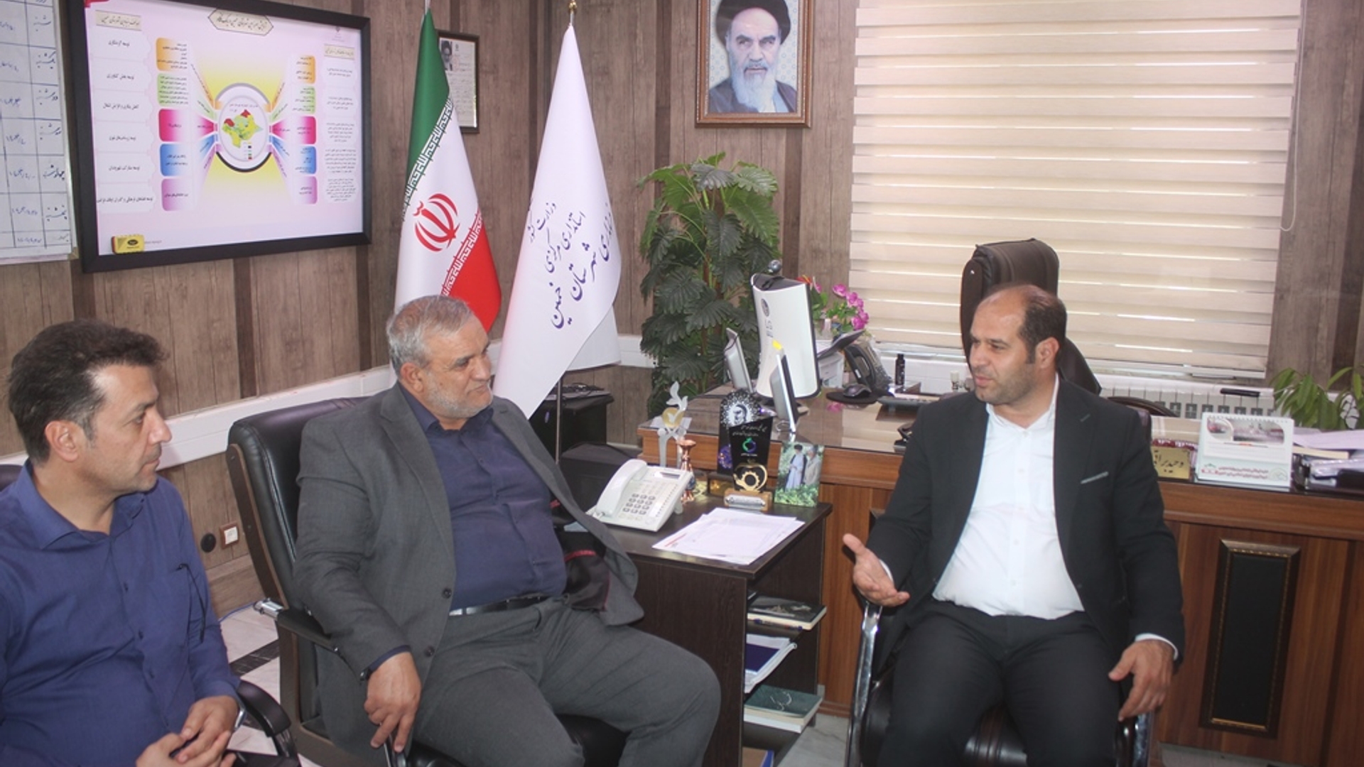 نشست مدیر کل بنیاد مسکن انقلاب اسلامی استان با فرماندار خمین برگزار شد