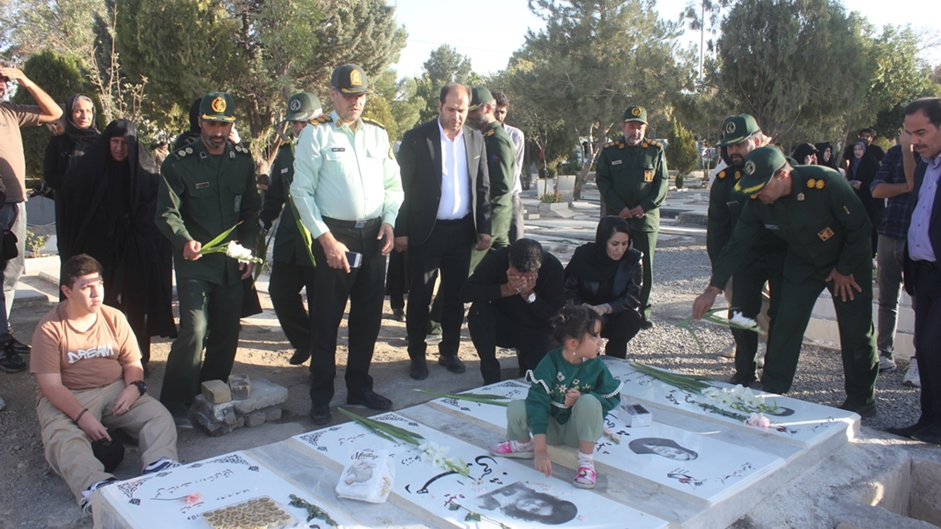 قبور مطهر شهدای خمین بمناسبت هفته دفاع مقدس گلباران شد