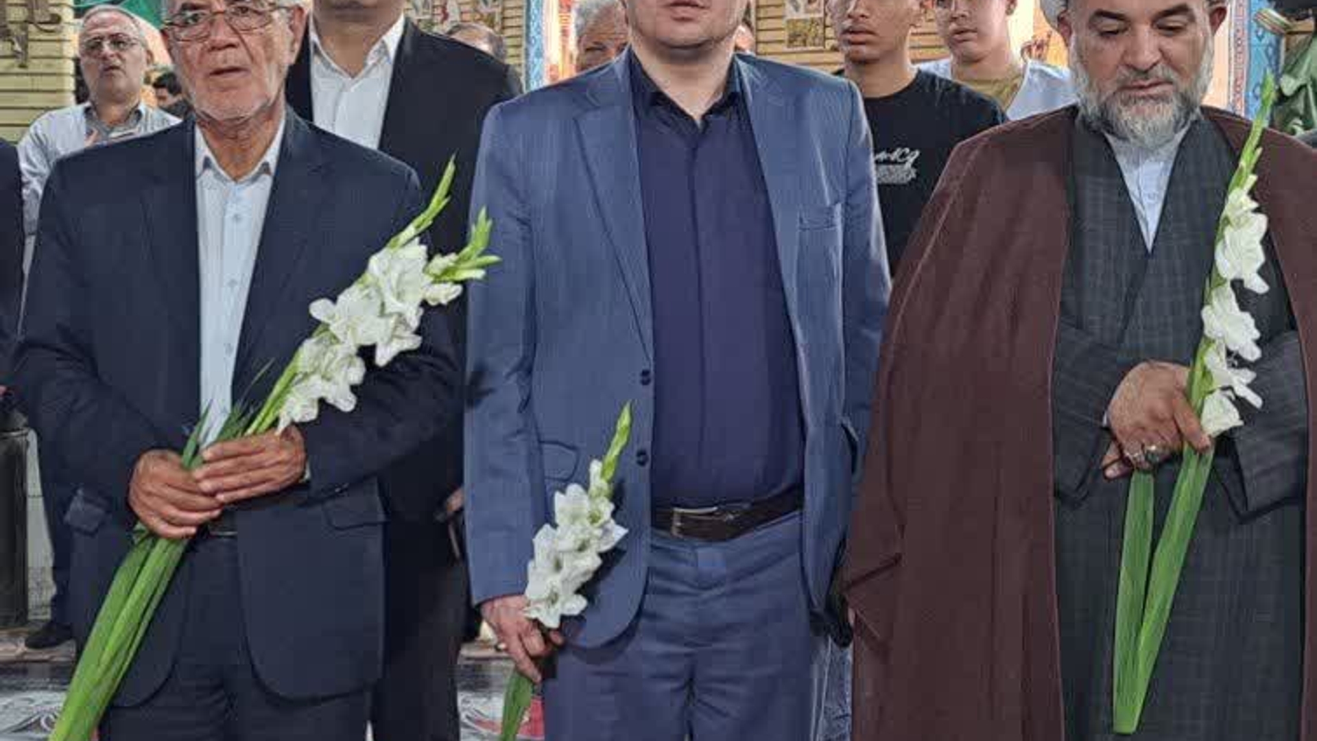 🔻گلباران قبور مطهر شهدا به مناسبت هفته دفاع مقدس 

🔹هم‌زمان با هفته دفاع مقدس، آئین گلباران و عطرافشانی قبور مطهر شهدا عصر پنجشنبه ۳ مهر با حضور مهندس گلشن فرماندار خانواده معظم شهدا، ایثارگران، اقشار مختلف مردم و مسئولان در گلزار مطهر شهدای دلیجان برگزار شد.