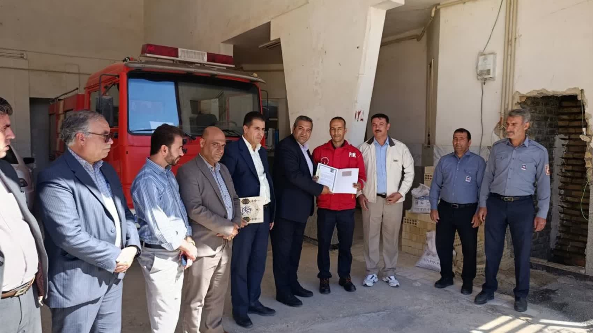 🔻 تقدیر فرماندار شهرستان کمیجان از آتش‌نشانان شهرداری میلاجرد و شهرک صنعتی کمیجان به مناسبت روز آتش‌نشانی و ایمنی