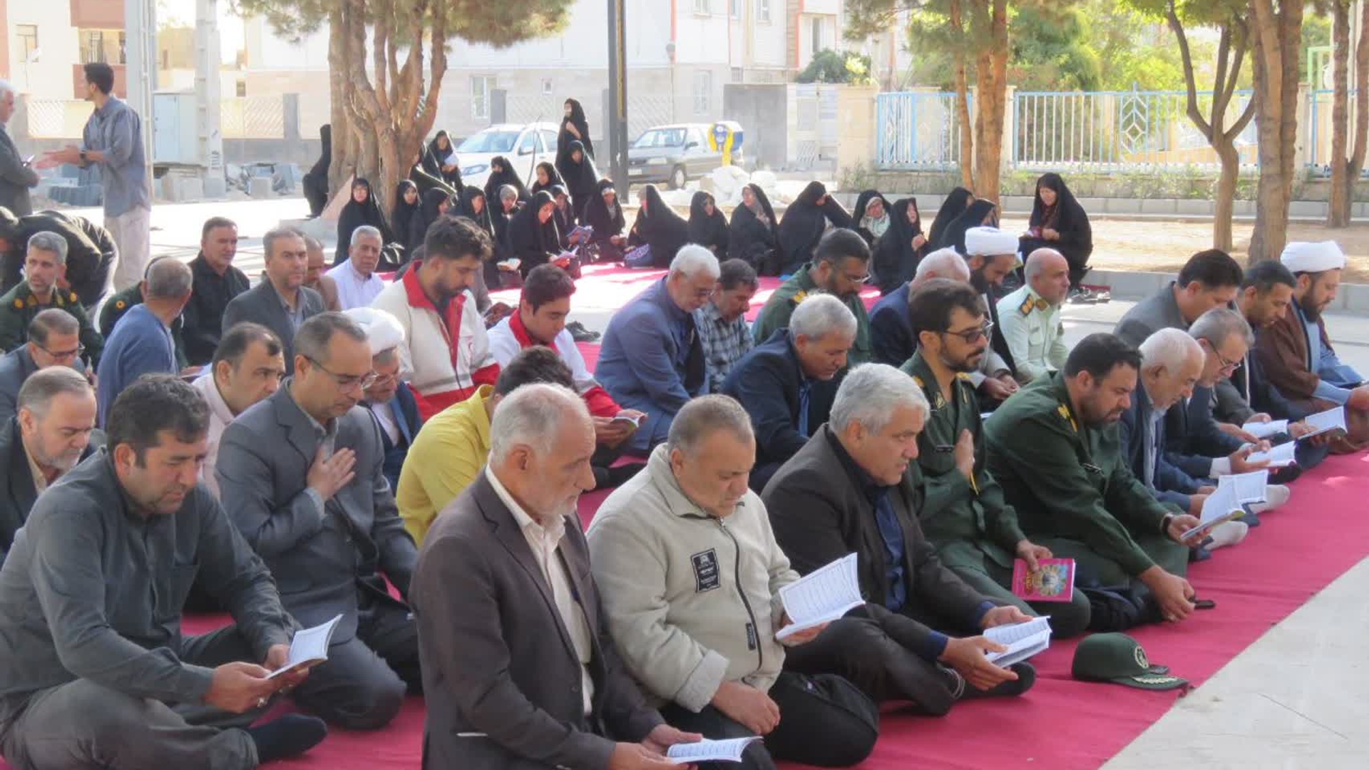 تجدید عهد مردم و مسئولان زرندیه با شهدای گمنام در طلیعه هفته دفاع مقدس