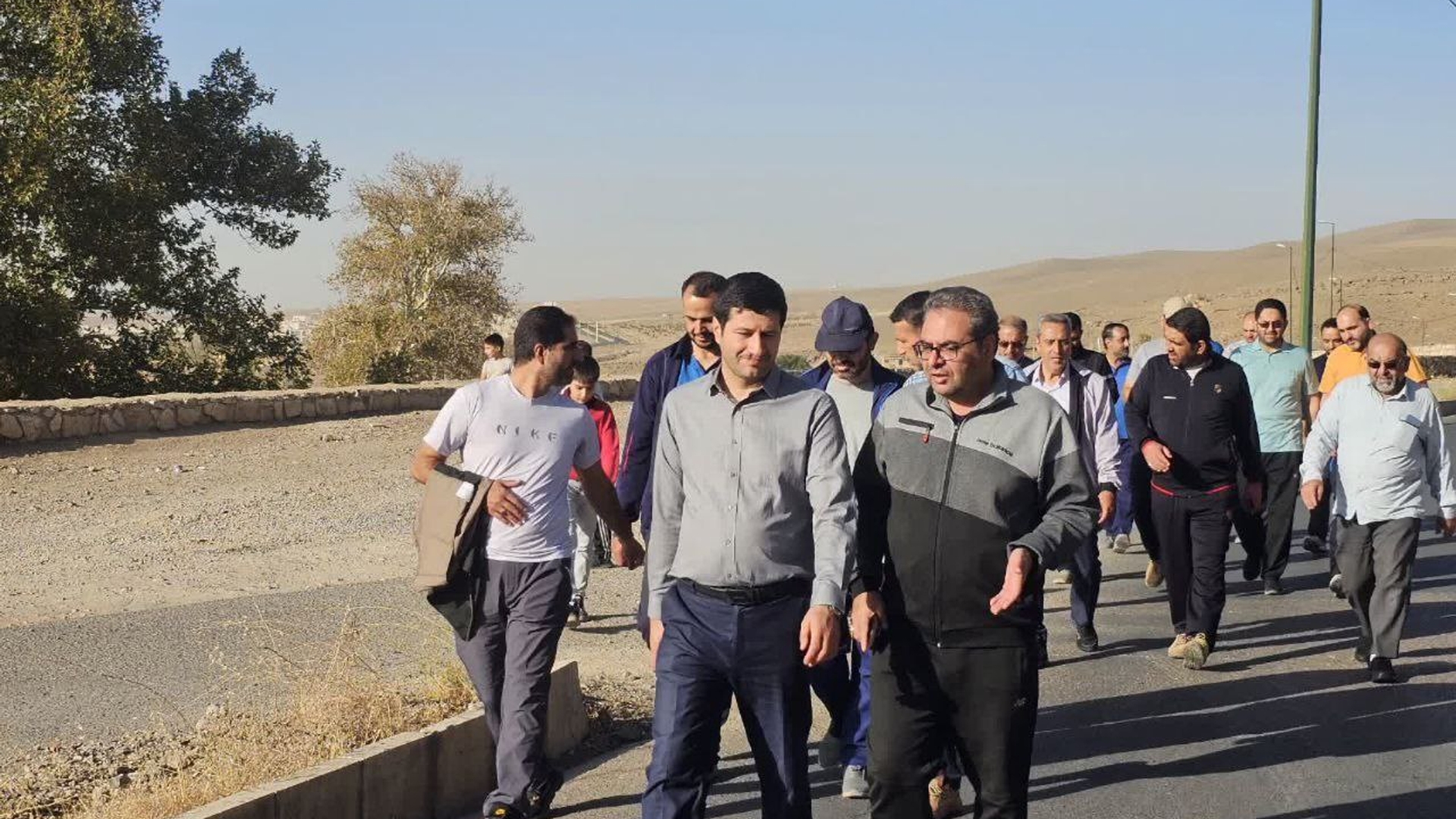 همایش پیاده‌روی خانوادگی در محلات به مناسبت هفته دفاع مقدس برگزار شد