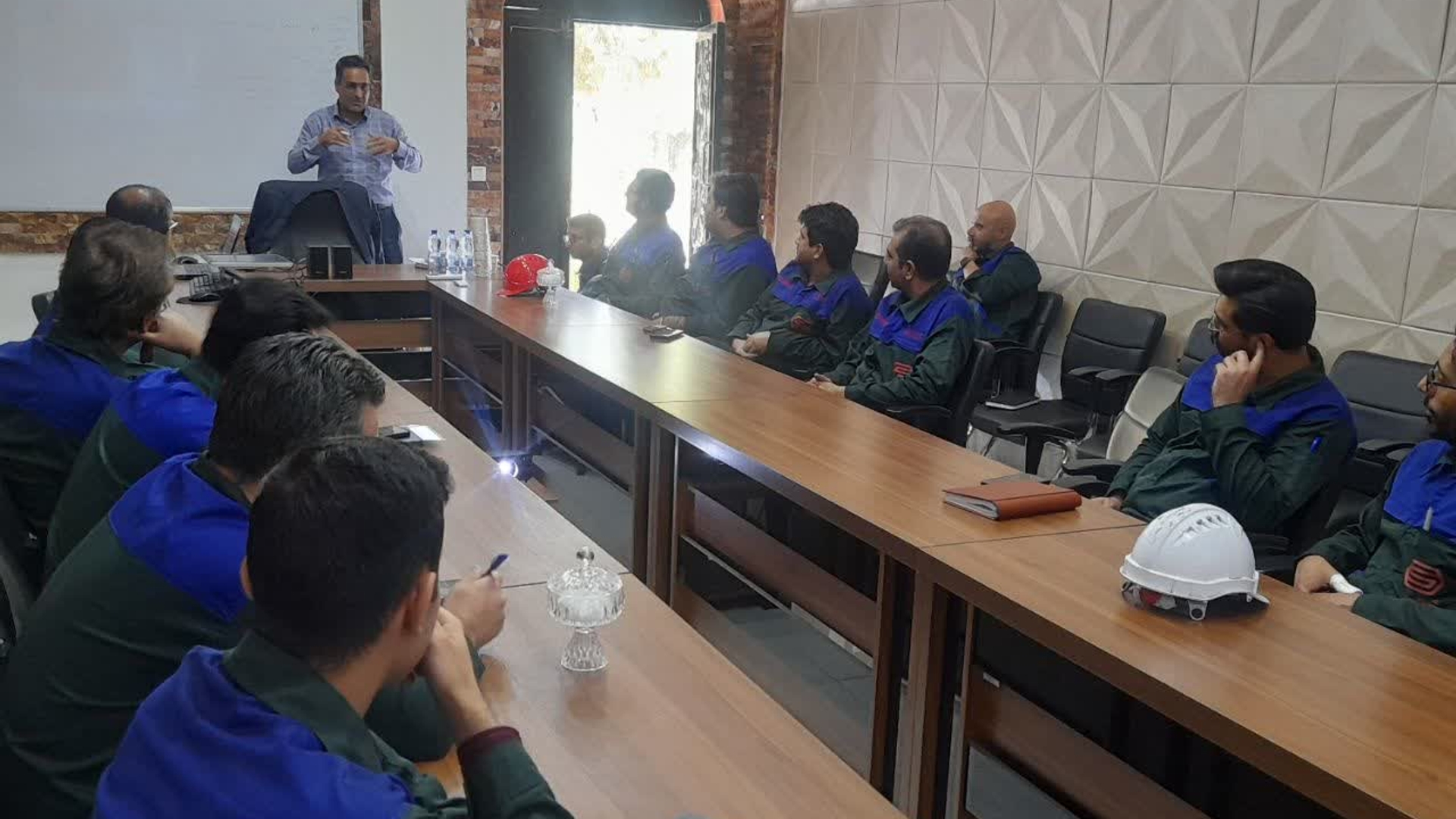 مانور دورمیزی ایمنی و مدیریت بحران در شرکت کربن سیمرغ محلات برگزار شد