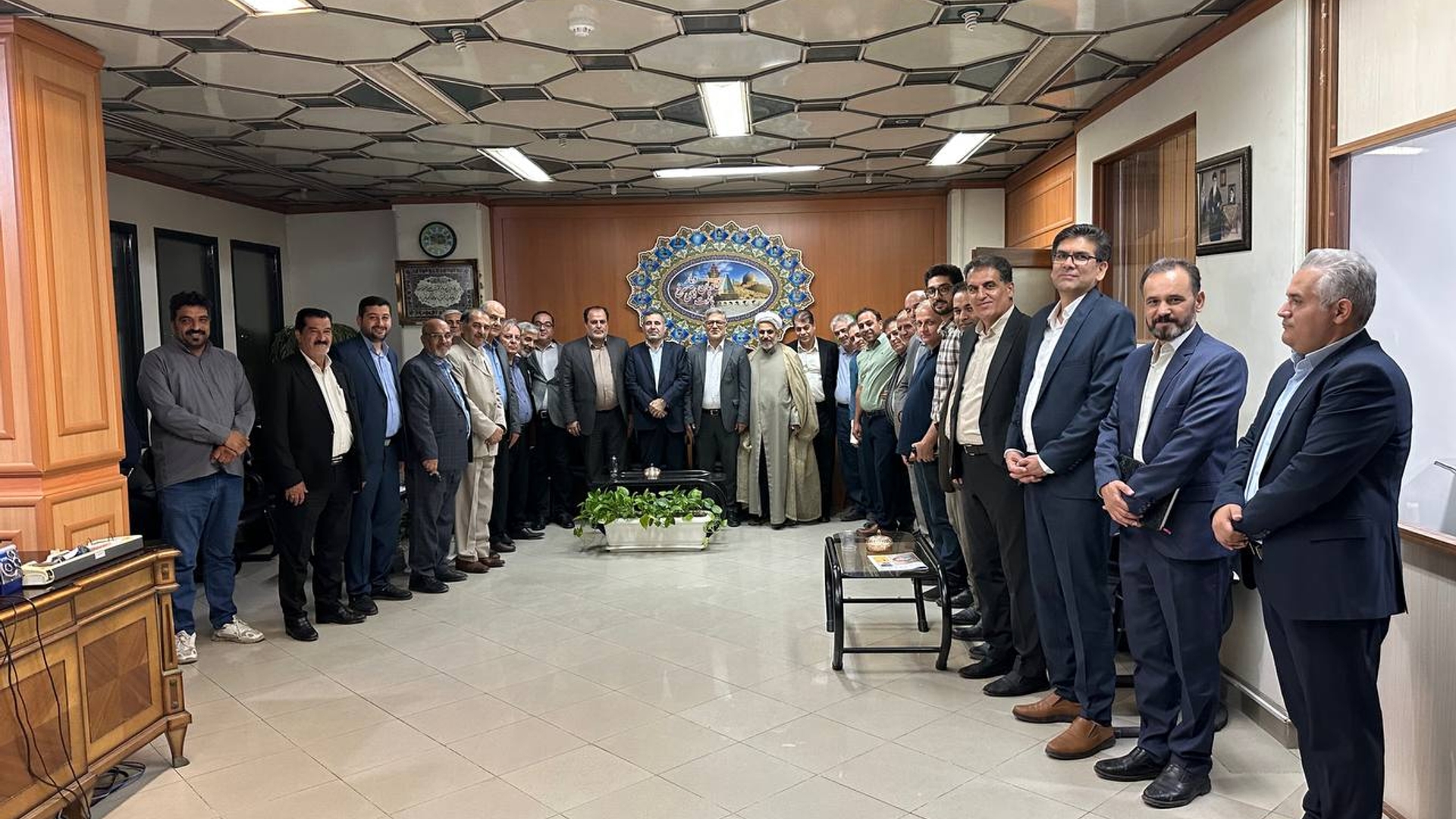 نشست احزاب و تشکل‌های سیاسی شهرستان ساوه با مشاور رئیس جمهور