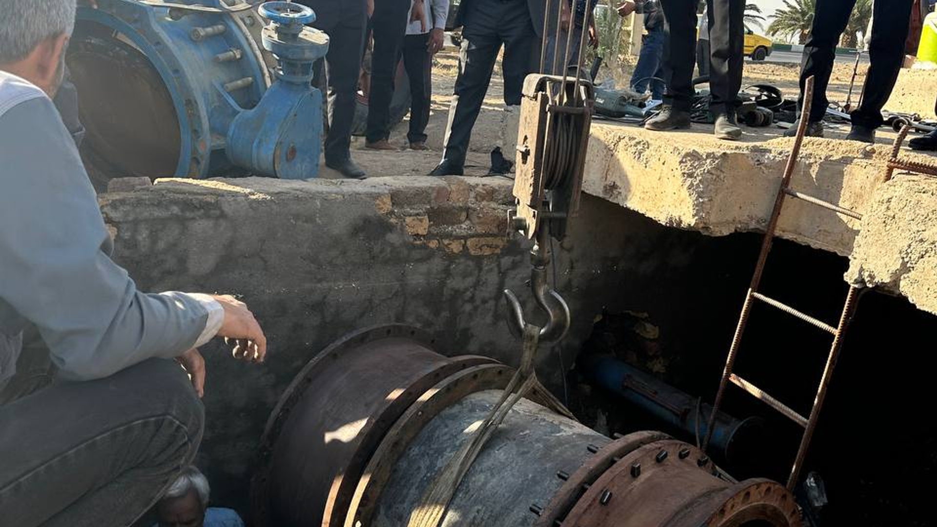 بازدید فرماندار ساوه از روند ترمیم شکستگی خط ۷۰۰ میلی‌متری آب شهر ساوه