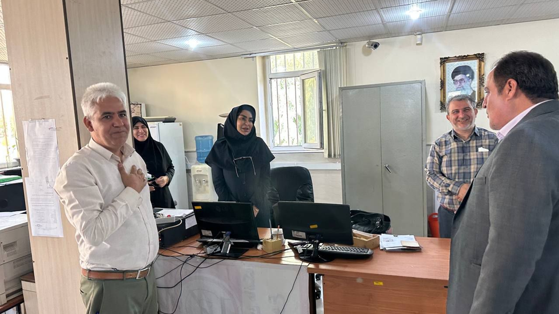 بازدید سرزده فرماندار از اداره ثبت احوال