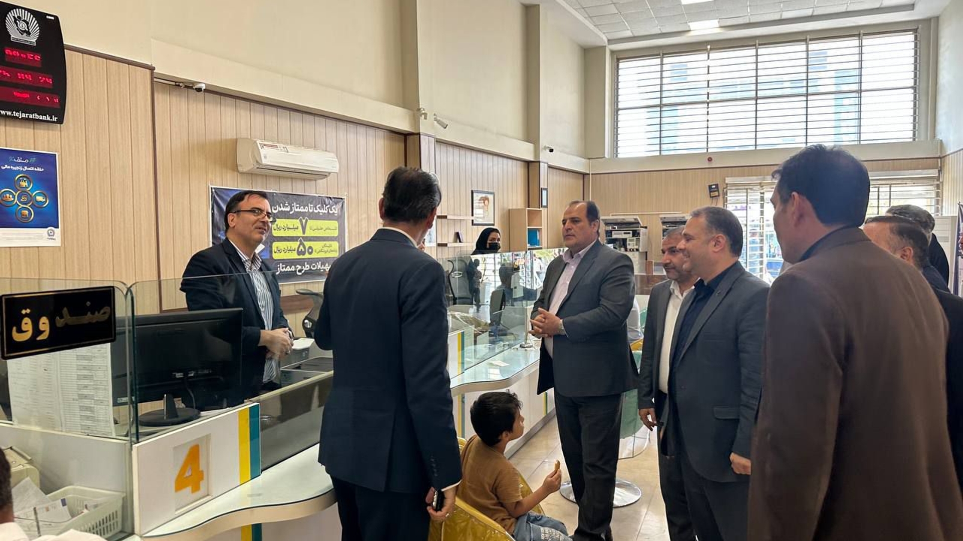 بازدید سرزده فرماندار از بانک تجارت شعبه مرکزی