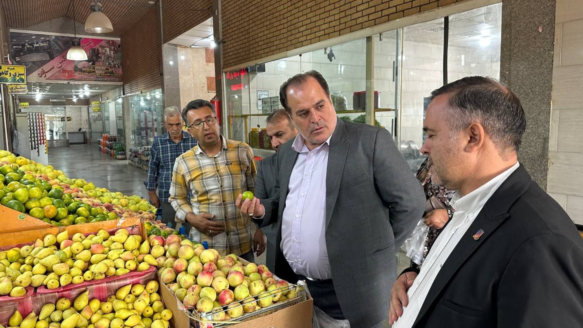 بازدید از بازار مقصد بعدی فرماندار