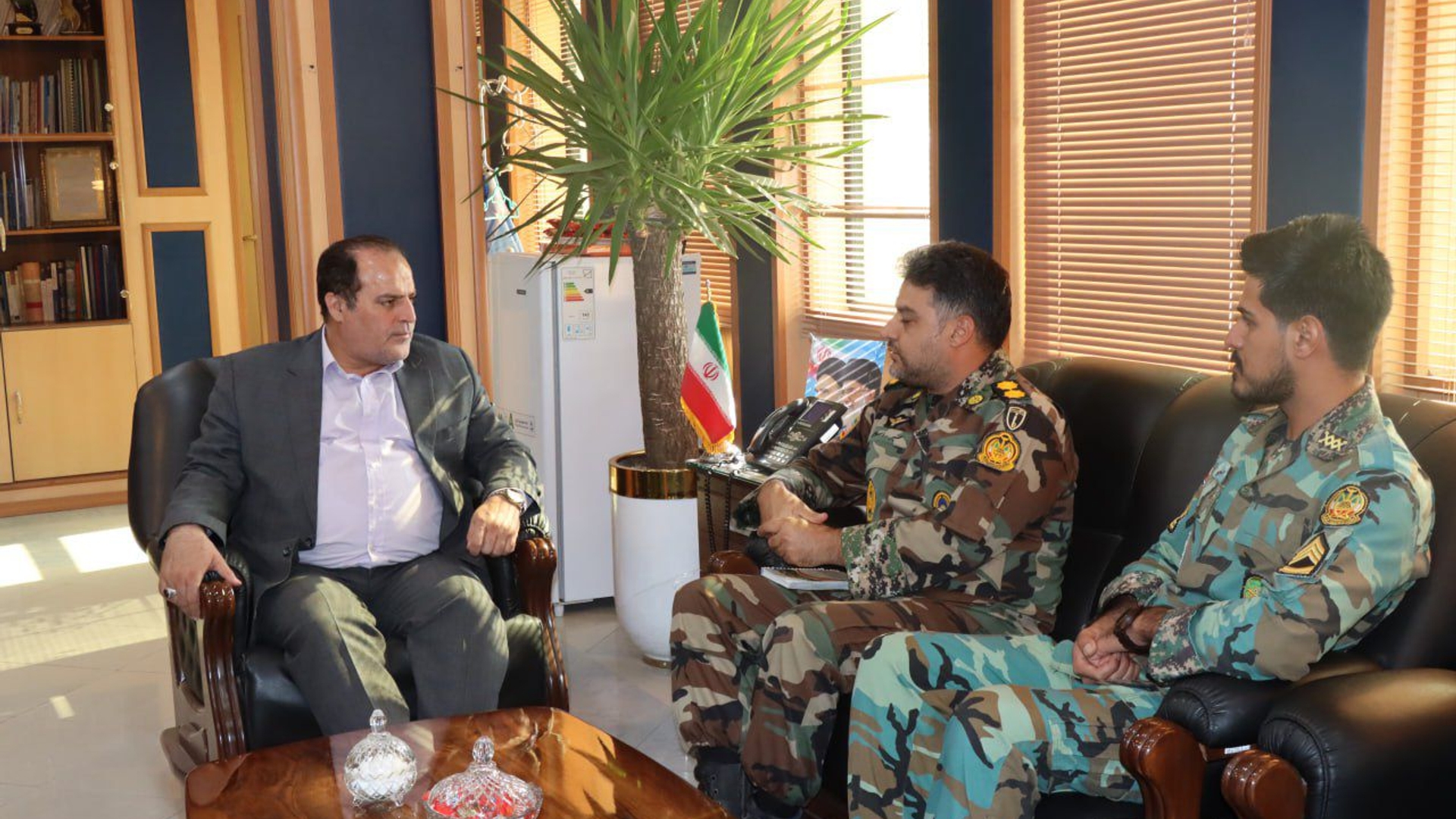 دیدار فرمانده پدافند نیروی زمینی شهرستان ساوه با فرماندار