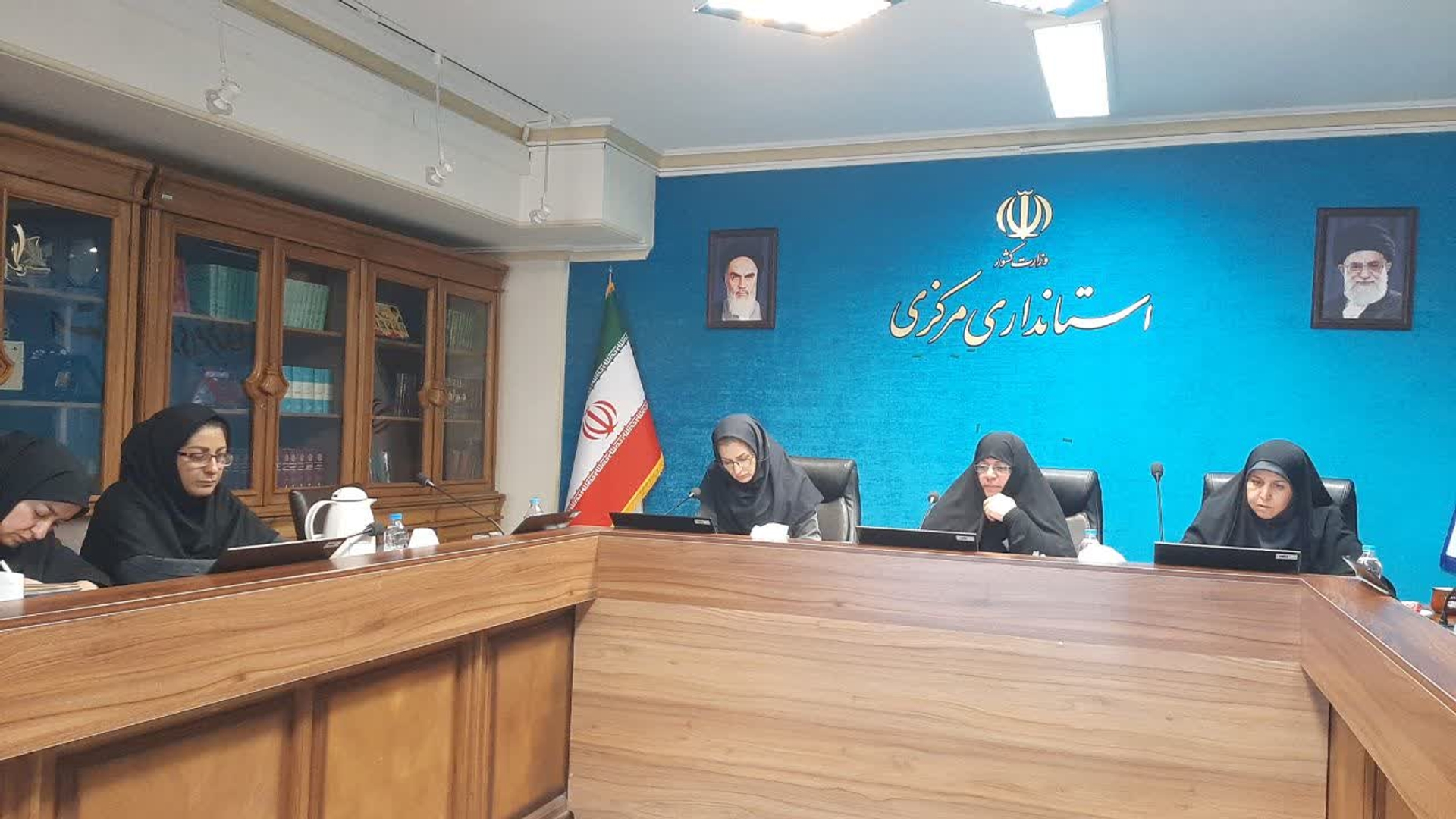 نشست دفاتر امور زنان و خانواده سراسر کشور با موضوع بررسی آخرین وضعیت به روزرسانی سند ارتقای وضعیت زنان وخانواده استان ها ،باحضور بهروز آذرمعاون امور زنان وخانواده ریاست جمهوری و داداندیش رئیس مرکز امور زنان وخانواده وزارت کشور  به صورت ویدئو کنفرانس برگزارشد .
✔️در این نشست مفتح زاده ،مدیر کل امور زنان وخانواده استانداری به ارایه گزارش در خصوص میزان پیشرفت سند مذکور در استان مرکزی پرداخت. 
سه شنبه ۸مهر۱۴۰۴