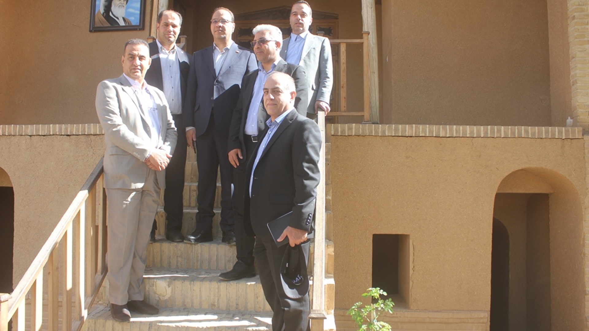 معاون علمی ، فرهنگی و اجتماعی سازمان برنامه و بودجه کشور از بیت تاریخی حضرت امام (ره) در خمین بازدید کرد