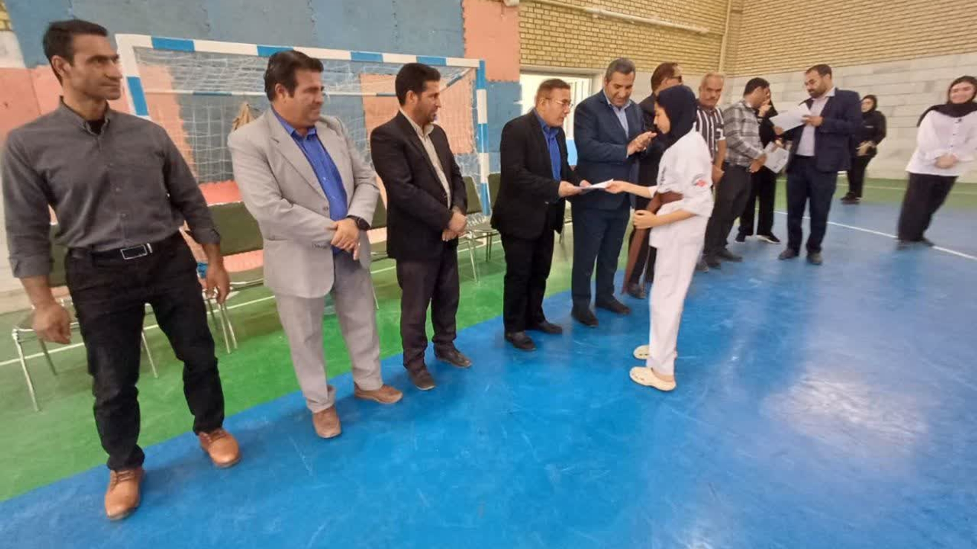 سرکشی و بازدید فرماندار شهرستان کمیجان از تمرینات ورزشکاران کاراته‌کای بانوان  در آستانه هفته نیروی انتظامی