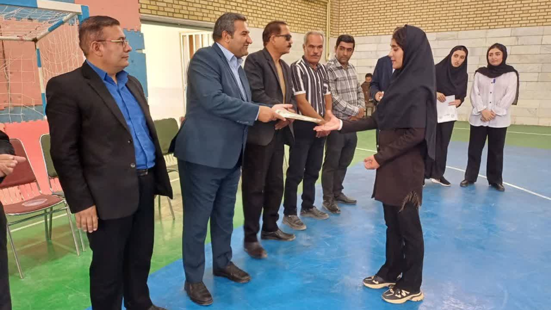 🔹تصاویری دیگر از آیین تجلیل  از بانوان کاراته‌کای روستای سمقاور با حضور فرماندار شهرستان کمیجان و مسئولین مربوطه