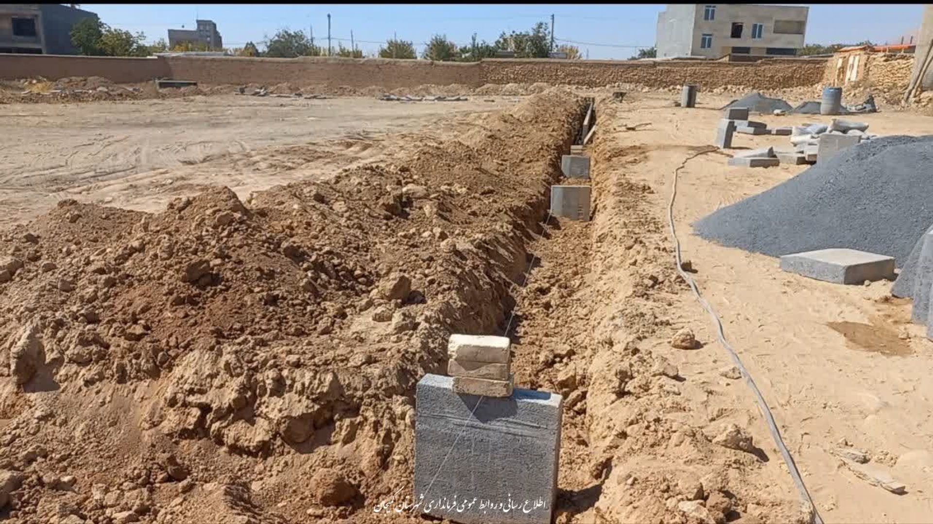 بازدید فرماندار شهرستان کمیجان از روند اجرای پروژه زمین چمن مصنوعی روستای سمقاور