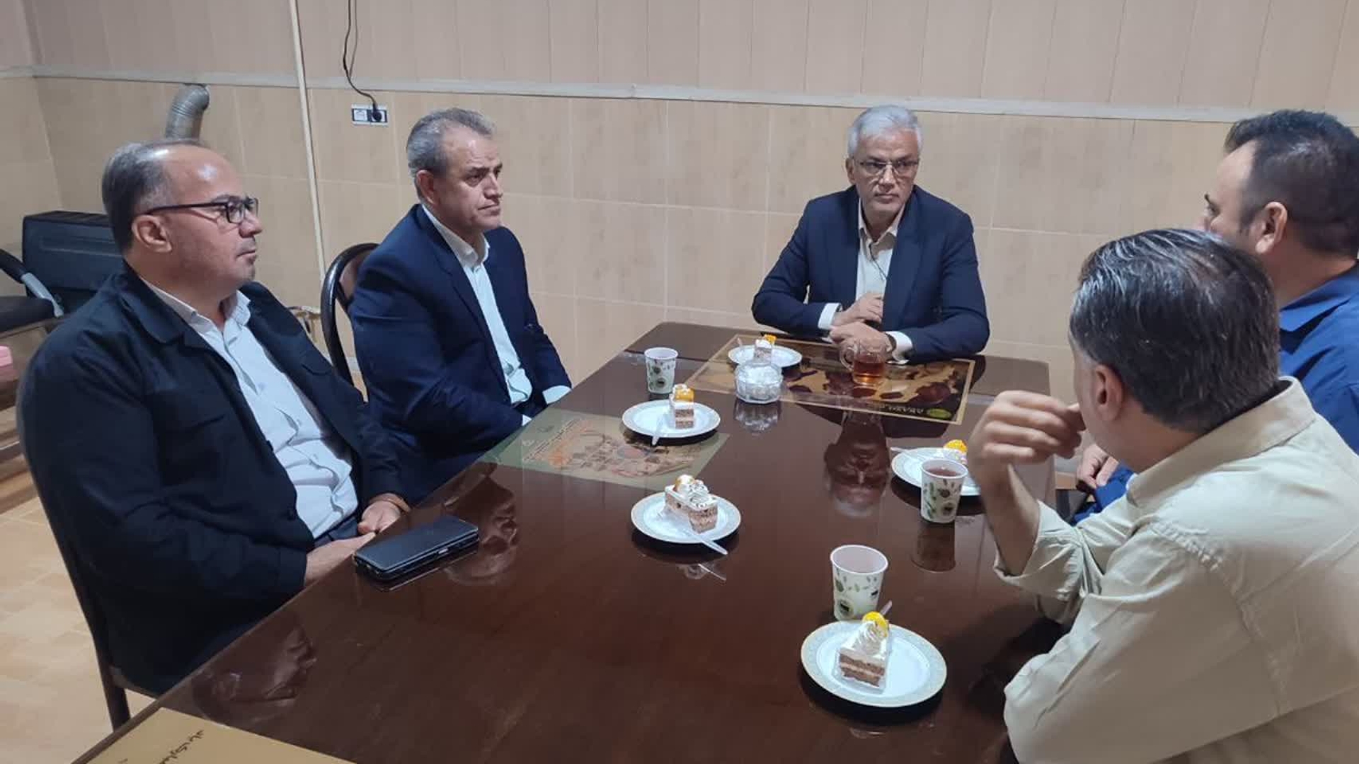 دیدار فرماندار زرندیه با رئیس و کارکنان اداره دامپزشکی به مناسبت روز دامپزشکی