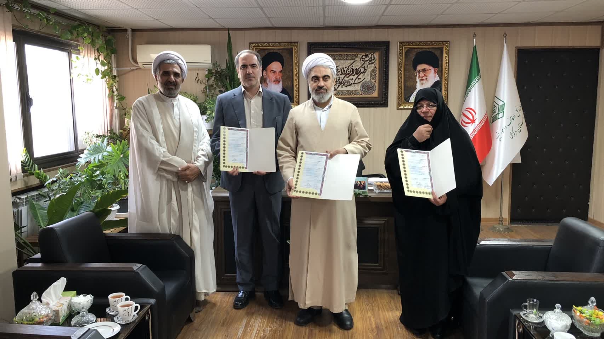 با حضور مفتح زاده مدیر کل امور زنان وخانواده استانداری ،رستمی مدیر کل فنی و حرفه ای  و حجت الاسلام واحدی مدیر کل اوقاف و امور خیریه  استان تفاهم نامه سه جانبه ای با موضوع "طرح کارآفرینی شمیم خدمت " امضا شد .
🇮🇷تفاهم نامه مذکور با هدف ۱_افزایش مهارتهای شغلی افراد جامعه هدف از جمله خانواده ها با اولویت بانوان و جوانان استان از طریق هم افزایی و استفاده متقابل از ظرفیت‌های مهارتی، علمی ،زيرساختی،اجرایی واعتباری طرفین 
۲_ آموزش در محیط کار واقعی 
۳_ همکاری و هماهنگی پراخت تسهیلات از محل صندوق وقف ماندگار در ایجاد اشتغال و خرید ابزار و...منعقد شد .

دوشنبه ۱۴ مهر ۱۴۰۴