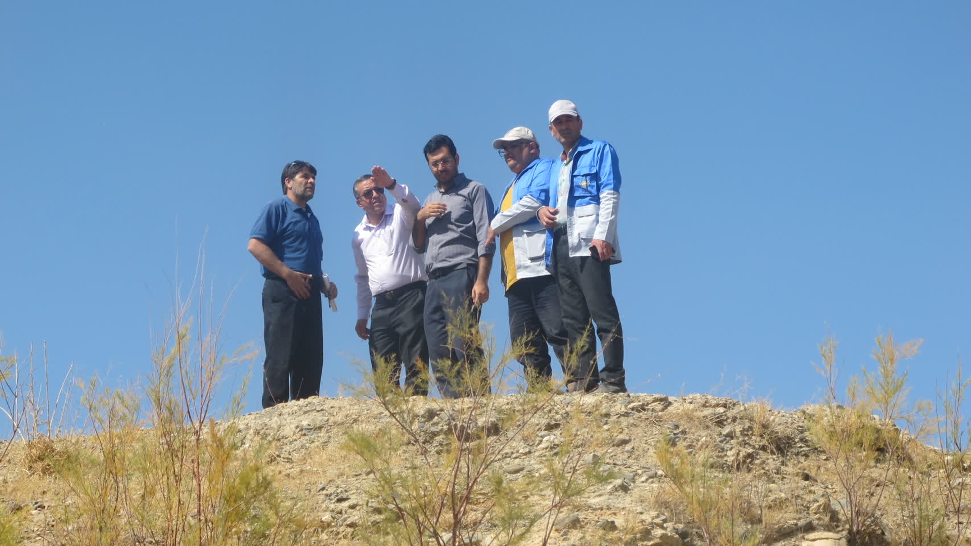 بازدید سرپرست اداره‌کل مدیریت بحران استان مرکزی از روند آماده‌سازی سایت مانور کوکبیه شازند

سرپرست اداره کل مدیریت بحران با حضور در منطقه کوکبیه شهرستان شازند از روند آماده‌سازی سایت برگزاری مانور بازدید کرد.
در این بازدید، مراحل آماده‌سازی زیرساخت‌ها و تجهیزات موردنیاز  مورد بررسی قرار گرفت.

 چهارشنبه 16 مهر 1405