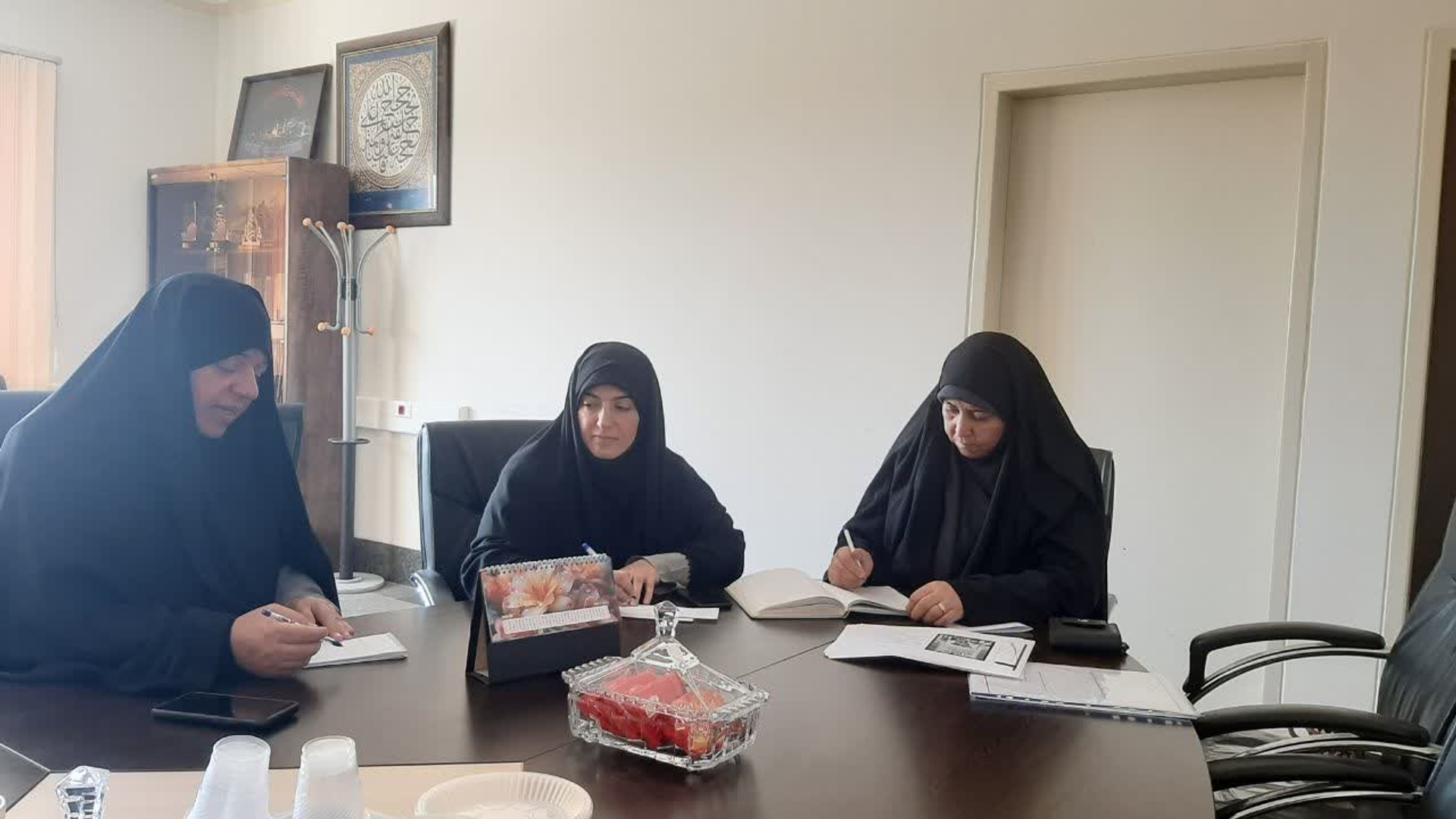 نشست هماهنگی برگزاری سومین رویداد استانی جایزه ملی جوانی جمعیت به ریاست مفتح زاده مدیر کل دفتر امور زنان و خانواده ،آقامحمدی دبیر علمی و رفیعی دبیر اجرایی رویداد مذکور  در محل استانداری برگزاری شد .