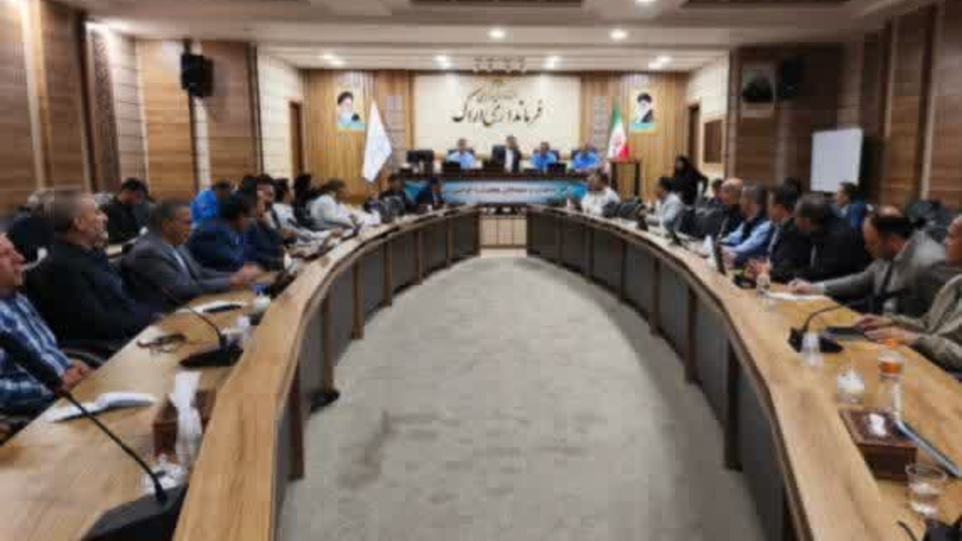 🔹 برگزاری جلسه هماهنگی و برنامه‌ریزی مانور استان مرکزی در فرمانداری اراک

جلسه هماهنگی و برنامه‌ریزی مانور تمام‌عیار استان مرکزی با حضور سرپرست اداره‌کل مدیریت بحران استانداری، فرماندار شهرستان اراک و اعضای ستاد مدیریت بحران شهرستان اراک در محل فرمانداری برگزار شد.

در این نشست، آخرین تمهیدات و هماهنگی‌های لازم برای برگزاری هرچه بهتر مانور مورد بررسی قرار گرفت.
سه شنبه 22 مهر 1404