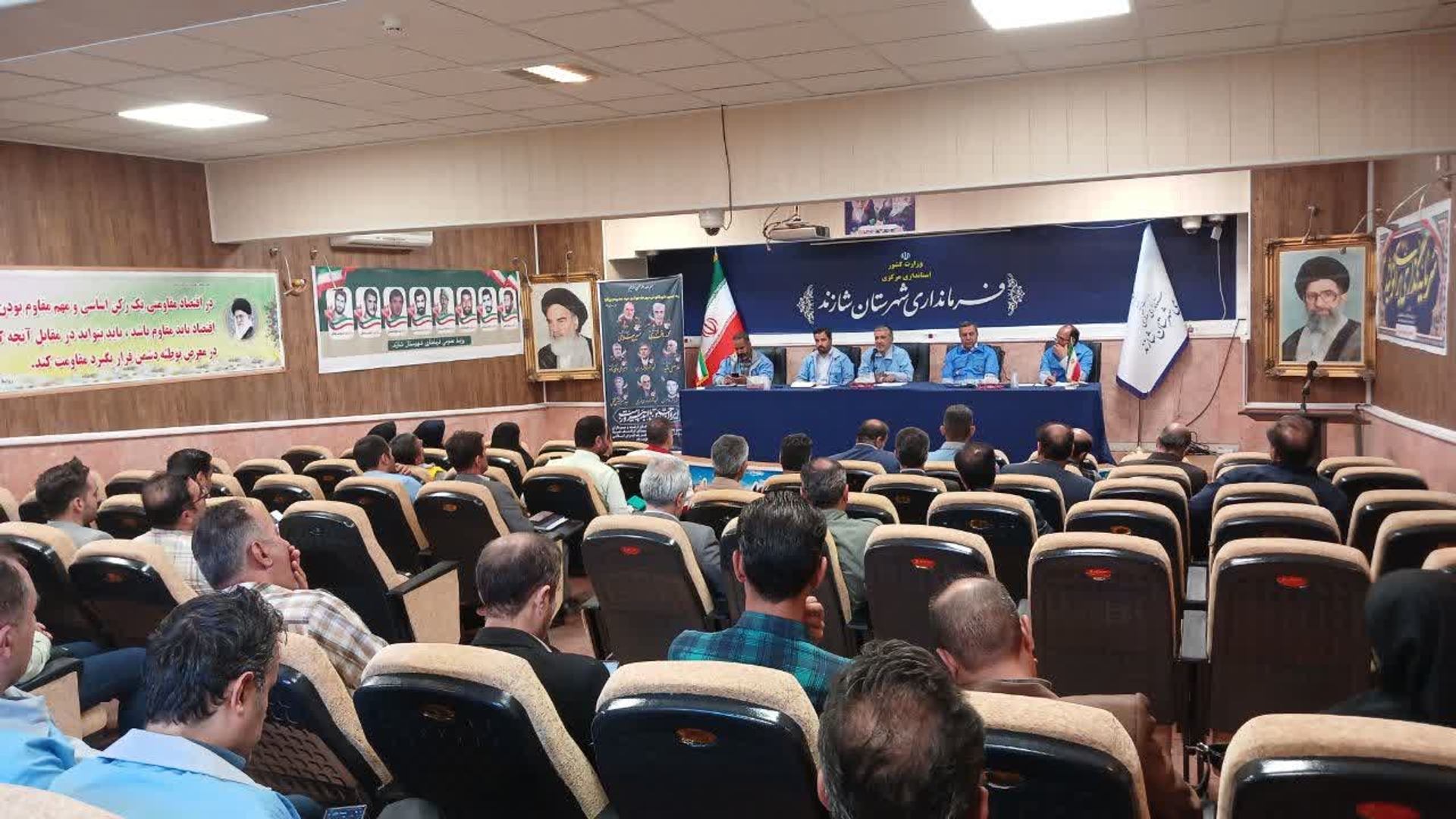 > 🔹 برگزاری جلسه هماهنگی و برنامه‌ریزی مانور در فرمانداری شازند

جلسه هماهنگی و برنامه‌ریزی مانور تمام‌عیار استان مرکزی با حضور سرپرست اداره‌کل مدیریت بحران استانداری، فرماندار شازند و اعضای ستاد مدیریت بحران شهرستان در محل فرمانداری شازند برگزار شد.

در این نشست، آخرین هماهنگی‌ها و برنامه‌ریزی‌های مربوط به اجرای مانور مورد بررسی و تبادل نظر قرار گرفت.
سه شنبه 22 مهر 1404