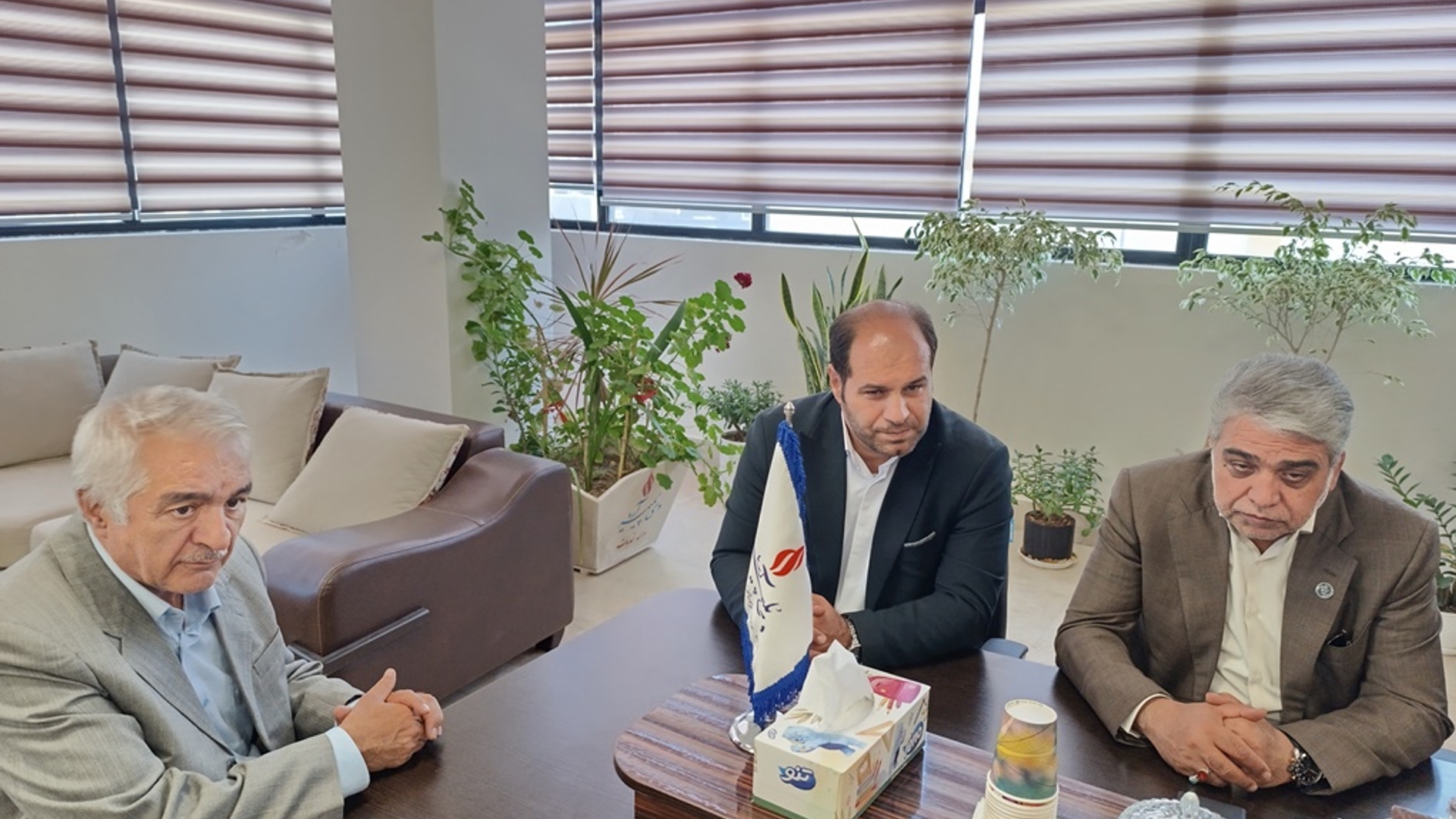 فرماندار و مدیر کل صمت استان از شرکت پتروشیمی ( دی آریا پلیمر ) خمین بازدید کردند