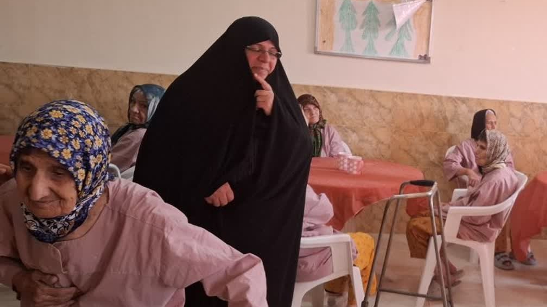 بازدیدمفتح زاده مدیرکل امور زنان وخانواده استانداری ازمرکزخیریه «آفتاب»  واقع درکیلومتر ۴جاده اراک_قم