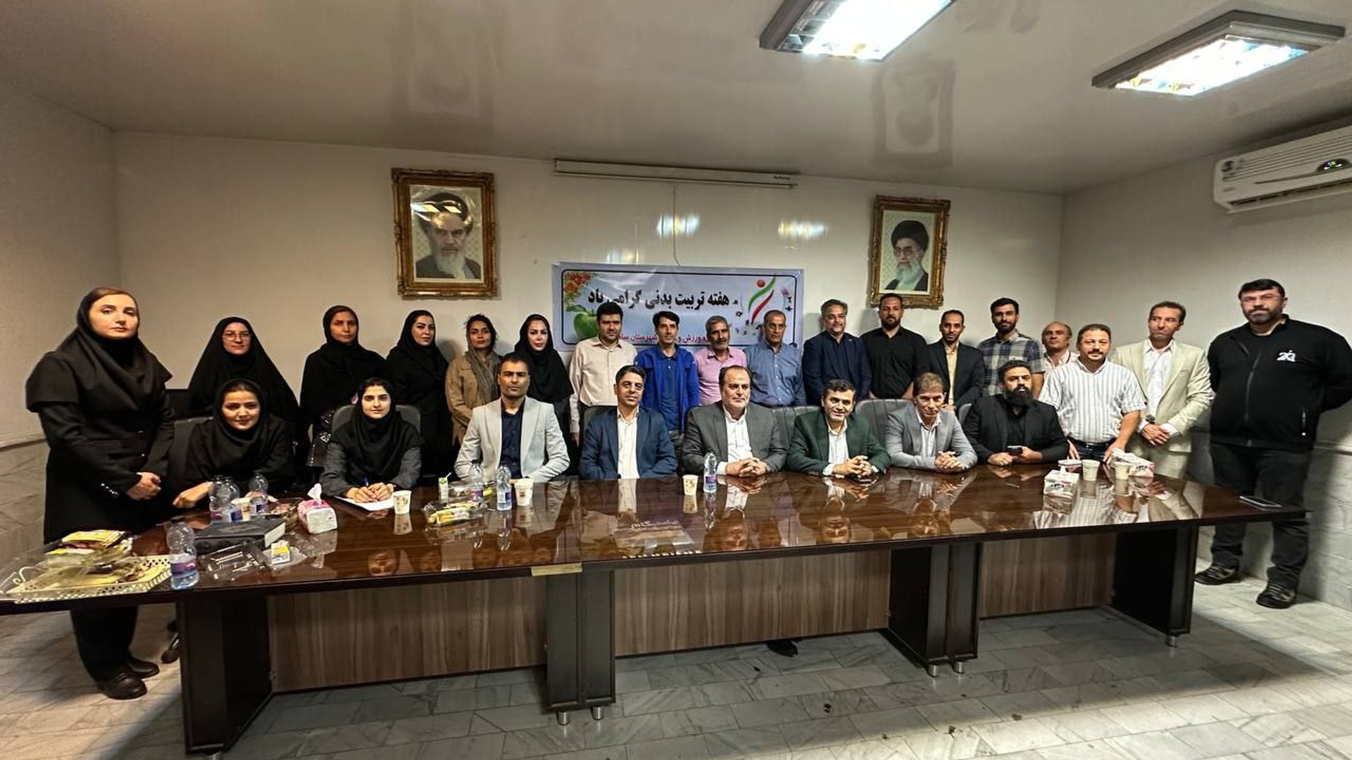 نشست صمیمی فرماندار ویژه ساوه با مسئولان ورزش شهرستان به مناسبت هفته تربیت‌بدنی و ورزش