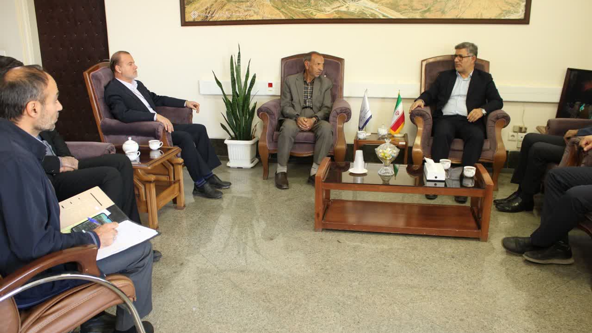 نشست اعضاء هیئت مدیره مجمع خیرین امنیت ساز امین استان با معاون سیاسی، امنیتی و اجتماعی