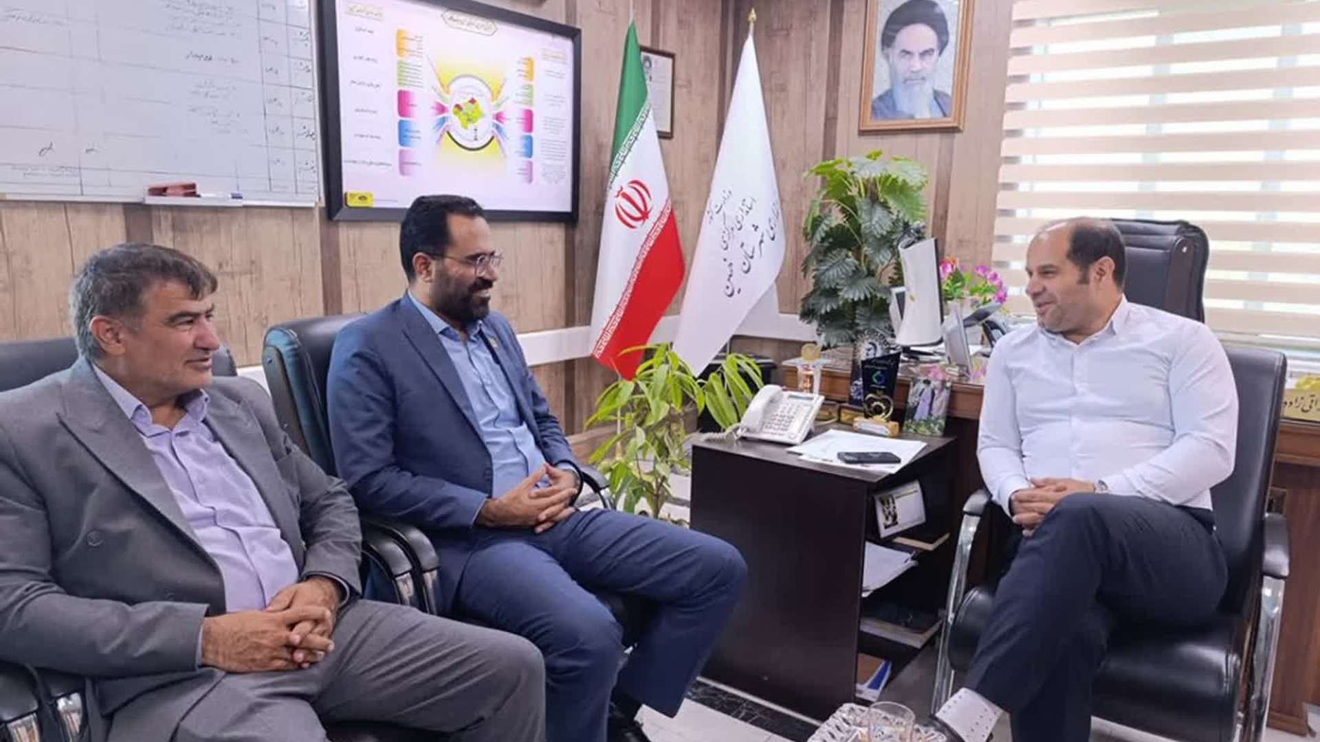 برگزاری نشست مدیرکل پدافند غیرعامل استان مرکزی با فرماندار خمین به مناسبت هفته پدافند غیرعامل