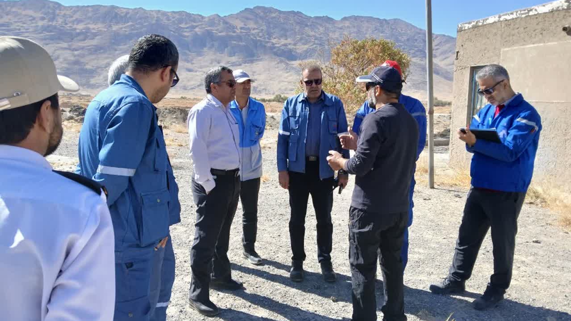 یک هفته مانده به برگزاری مانور تمام‌عیار مدیریت مخاطرات طبیعی با محوریت زلزله، سرپرست اداره کل مدیریت بحران استان مرکزی به همراه کارشناسان مربوطه از منطقه کوکبیه شازند بازدید کردند.

در این بازدید، مراحل آماده‌سازی سایت مانور، استقرار تجهیزات، جانمایی تیم‌های اجرایی و وضعیت زیرساخت‌های پشتیبانی مورد بررسی قرار گرفت.

هدف از این بازدید، اطمینان از آمادگی کامل محل برگزاری و هماهنگی میان دستگاه‌های اجرایی عنوان شد.

چهارشنبه 30 مهر 1404