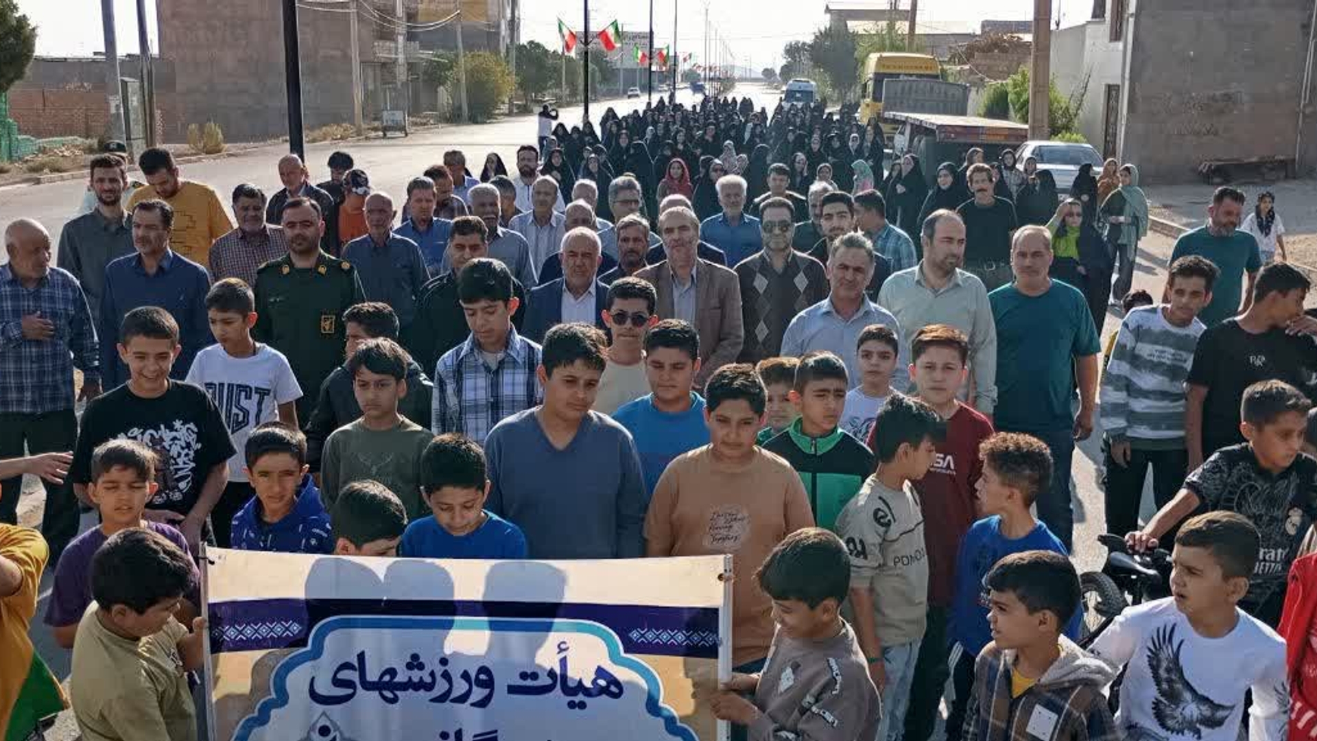 پیاده‌روی خانوادگی با حضور پرشور مردم در روستای حکیم‌آباد برگزار شد