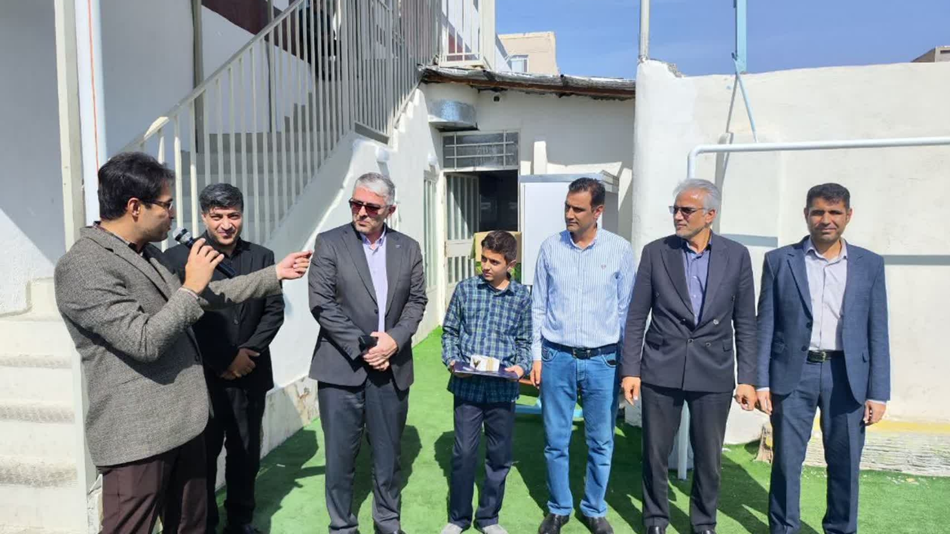 امیرحسین اشرفیان، دانش‌آموز دبیرستان شهید روانبخش (سروش) شهر مامونیه به عنوان نفر برتر مسابقات برنامه‌نویسی استان تقدیر شد