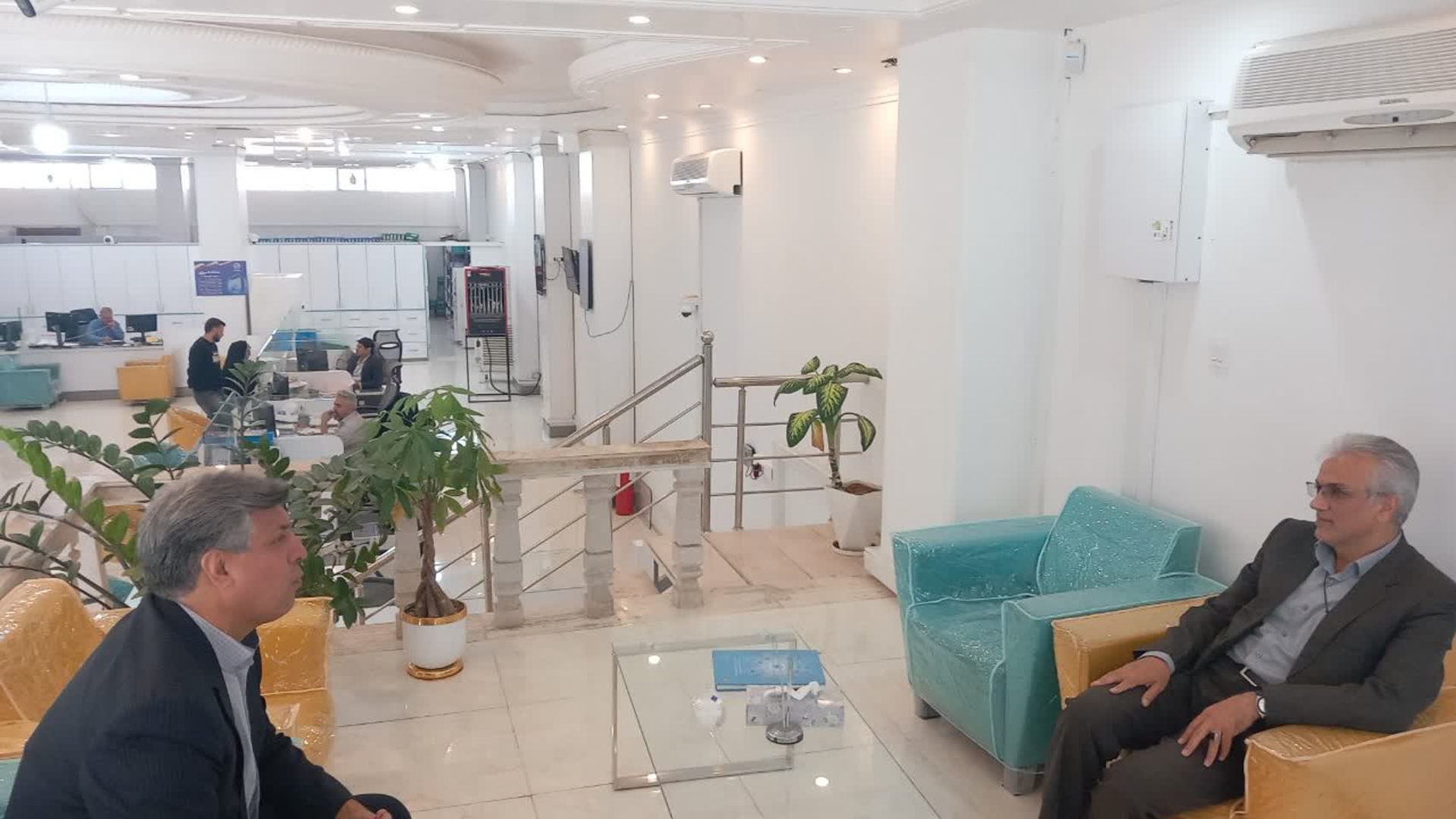 حضور فرماندار شهرستان زرندیه در بانک تجارت شعبه مامونیه به‌منظور بررسی روند خدمات‌دهی و رفع مشکلات واحدهای تولیدی