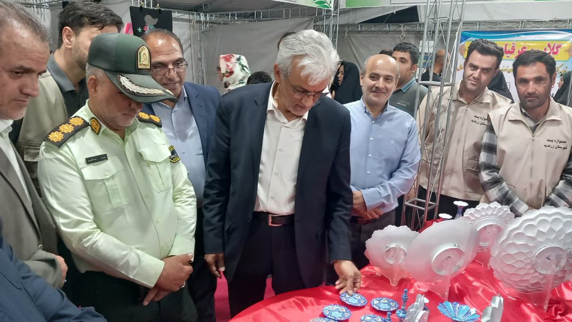 فرماندار و مدیران ارشد از محل غرفه‌های جشنواره پسته زرندیه بازدید کردند