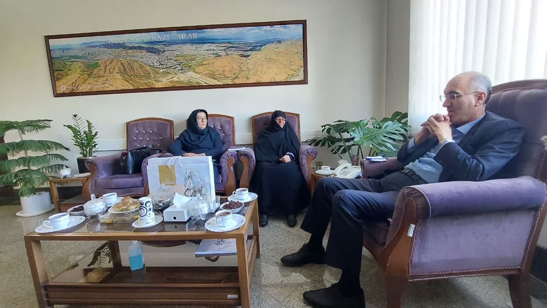 دیدارمفتح زاده مدیرکل امورزنان وخانواده با معاون هماهنگی اموراقتصادی استانداری مرکزی