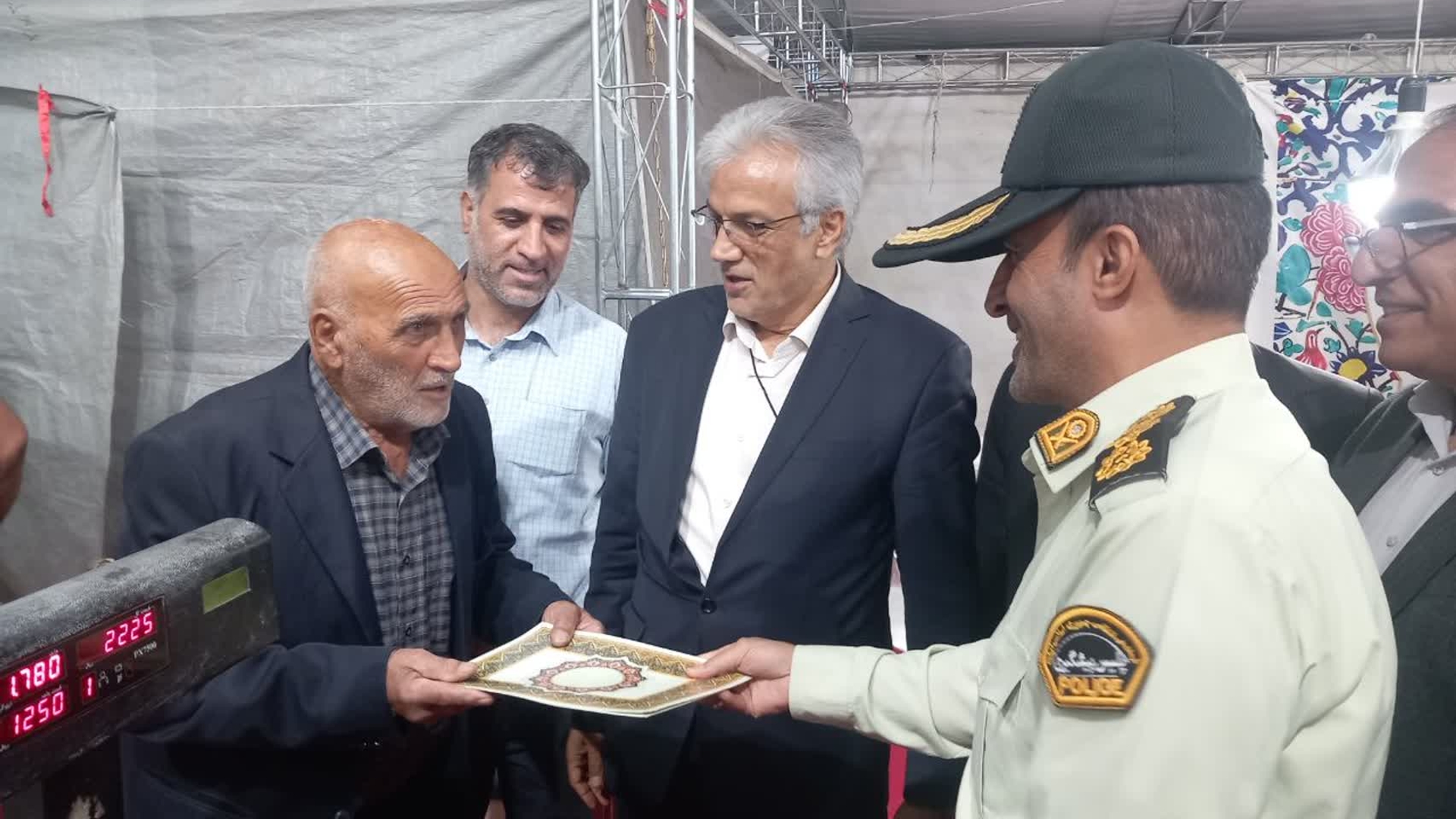 غرفه‌داران سومین جشنواره پسته شهرستان زرندیه مورد تجلیل قرار گرفتند