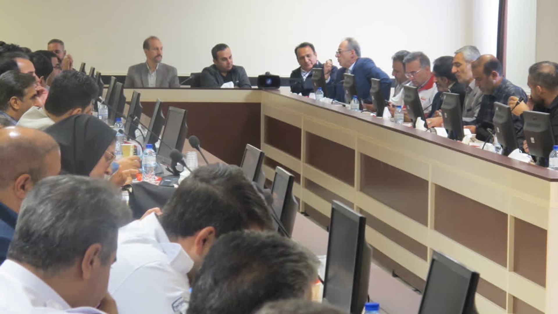 برگزاری جلسه تمرین دورمیزی مانور اقتدار آفتاب

جلسه تمرینی دورمیزی مانور اقتدار آفتاب امروز با حضور فرمانده عملیات و نمایندگان دستگاه‌های شرکت‌کننده در اداره‌کل مدیریت بحران استان برگزار شد.
در این جلسه، هماهنگی‌های لازم برای اجرای موفق مانور و مرور شرح وظایف دستگاه‌ها طبق سناریو انجام گرفت و نکات مهم عملیاتی مورد بررسی قرار گرفت.
شنبه 3 آبان 1404