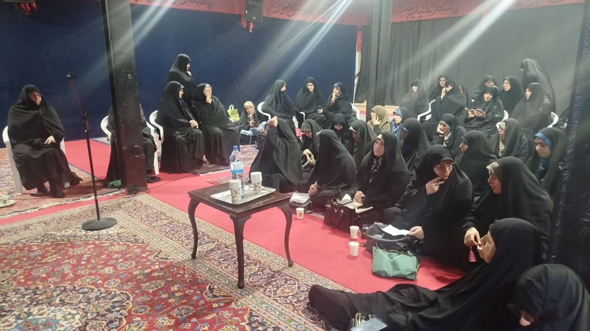 گردهم آیی مسئولین بیت الزهراهای شهرستان اراک با حضور مدیرکل اموربانوان وخانواده استان.

فعالین مردمی جمعیت درشهرستان اراک برای تبادل تجربیات خود گردهم آمدند واز رهنمودهای دبیرستاد جمعیت استان ومسئولین ستاد مردمی جمعیت استان وشهرستان بهره بردند.
درپایان این نشست مقررگردید مسئولین بیت الزهراها (ع) یا هیئت های محله ای فعال درکنشگری جمعیت ، بصورت فصلی جلسه تبادل تجربه داشته باشند.
این نشست در حسینیه امامزاده آمنه خاتون (س) با همکاری اداره اوقاف وستاداجرایی فرمان حضرت امام (ره) برگزارگردید.

پنجشنبه ۱ آبان ۱۴۰۴