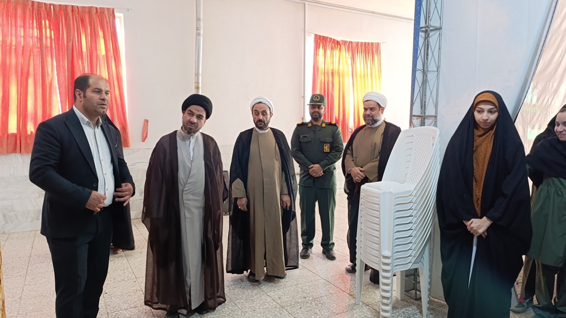 فرماندار و امام جمعه خمین از نمایشگاه  "امید 2 " در دبیرستان فرزانگان خمین بازدید کردند