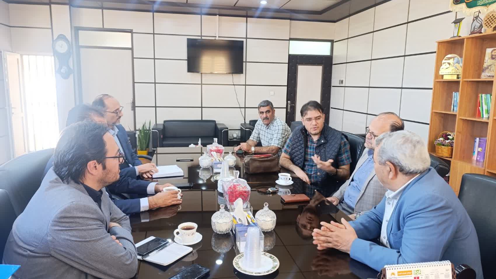 نشست خیرین شهرستان دلیجان با فرماندار 

روز چهارشنبه مورخ ۱۴۰۴/۰۷/۳۰ اخوان جلالی و رعیت از خیرین شهرستان دلیجان با مهندس گلشن فرماندار دیدار داشتند .
در این دیدار که مدیر شبکه بهداشت و درمان ،رییس بیمارستان امام صادق (ع) نیز حضور داشتند خیرین در خصوص همکاری جهت کمک به حوزه بهداشت و درمان آمادگی خود را اعلام نمودند.