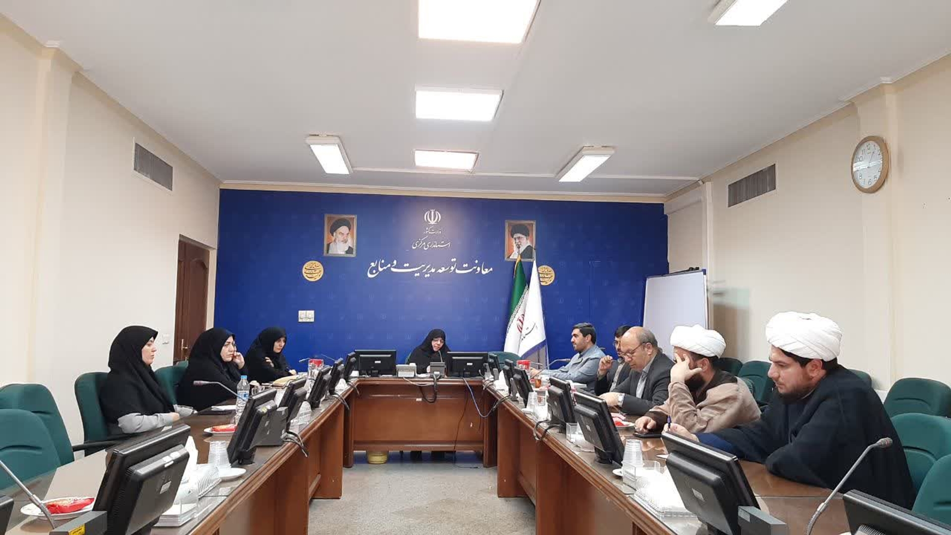 جلسه هماهنگی وبرنامه ریزی سومین رویداد استانی جایزه ملی جوانی جمعیت به ریاست مفتح زاده،مدیرکل امورزنان وخانواده استانداری برگزار شد.