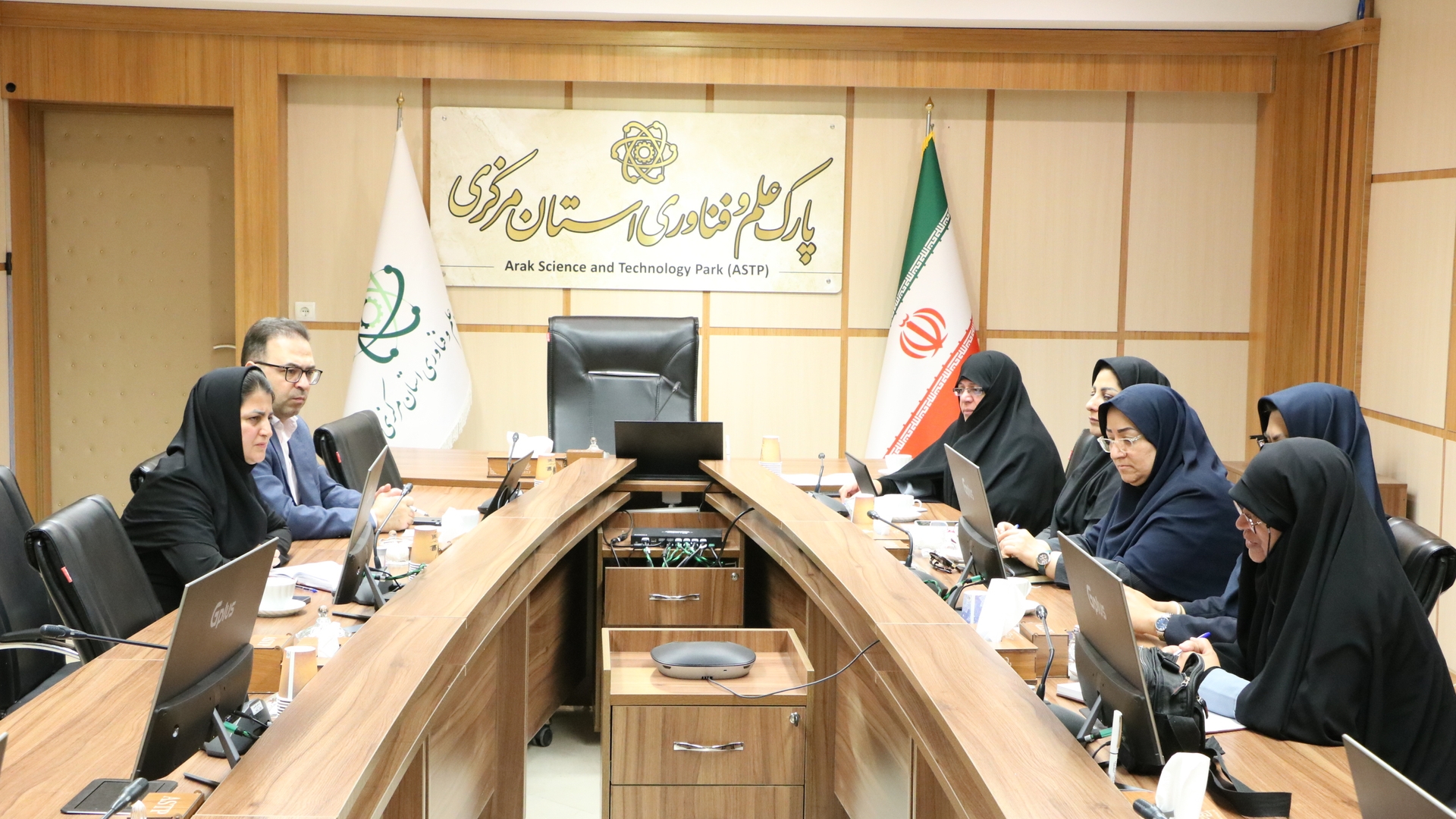 همکاری پارک علم و فناوری و دفتر امور زنان و خانواده استانداری مرکزی برای تقویت اقتصاد بانوان