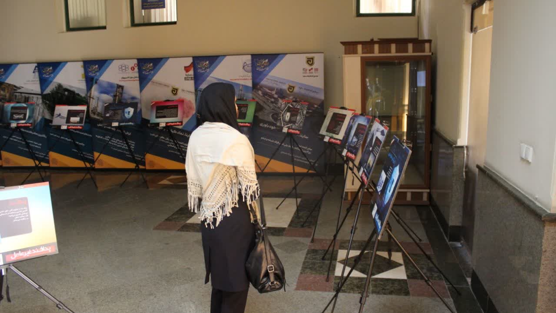 افتتاح نمایشگاه عکس و کتاب به مناسبت هفته پدافند غیرعامل در استانداری مرکزی